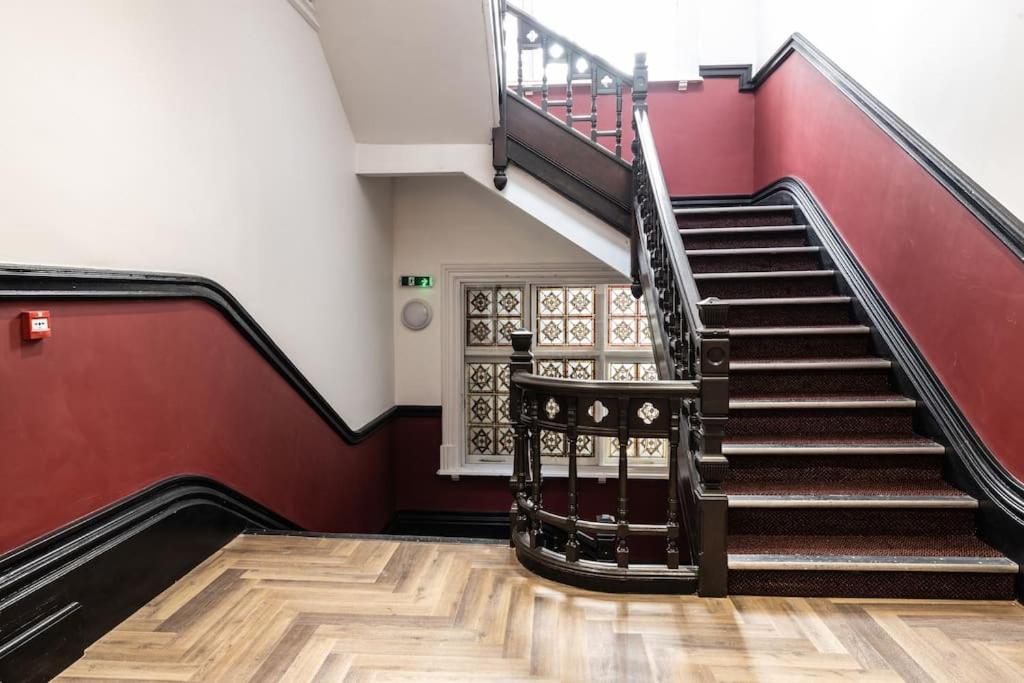 Deluxe City Escape Perfect For Business & Families & Free Gym By The Pocklington - The Magistrates Suite