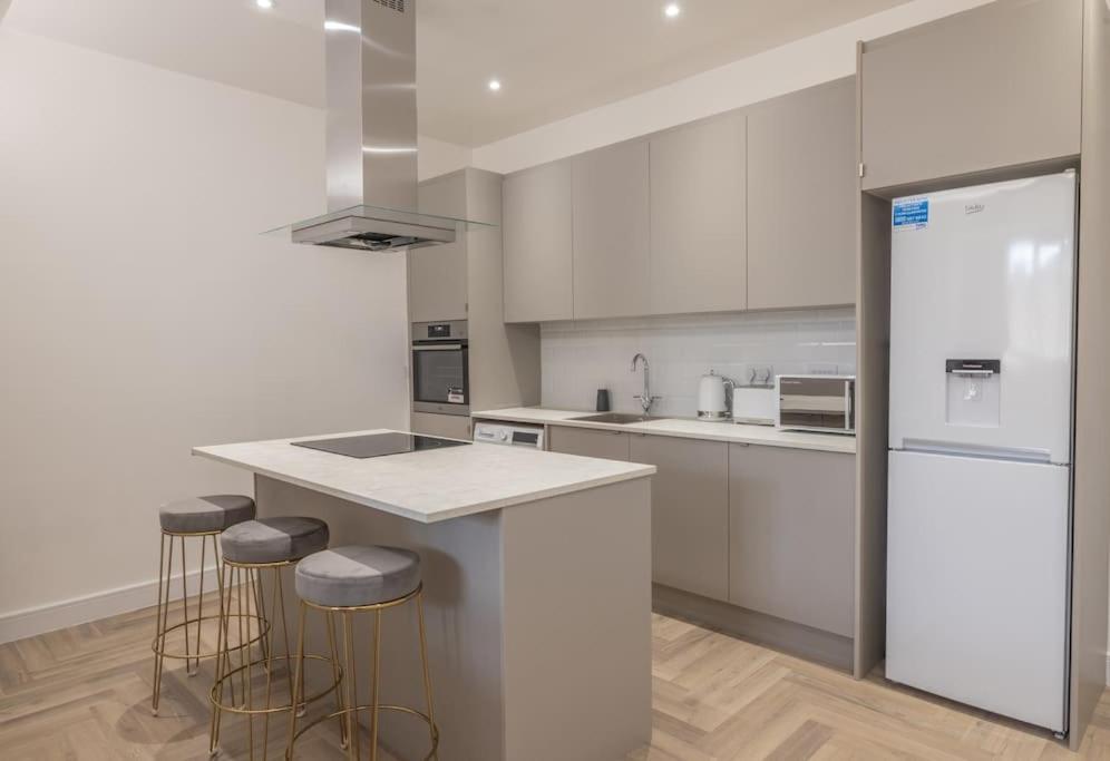 Deluxe City Escape Perfect For Business & Families & Free Gym By The Pocklington - The Magistrates Suite