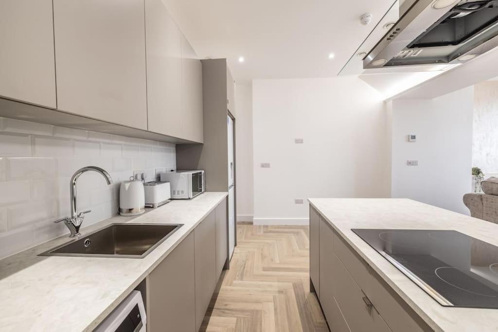 Deluxe City Escape Perfect For Business & Families & Free Gym By The Pocklington - The Magistrates Suite