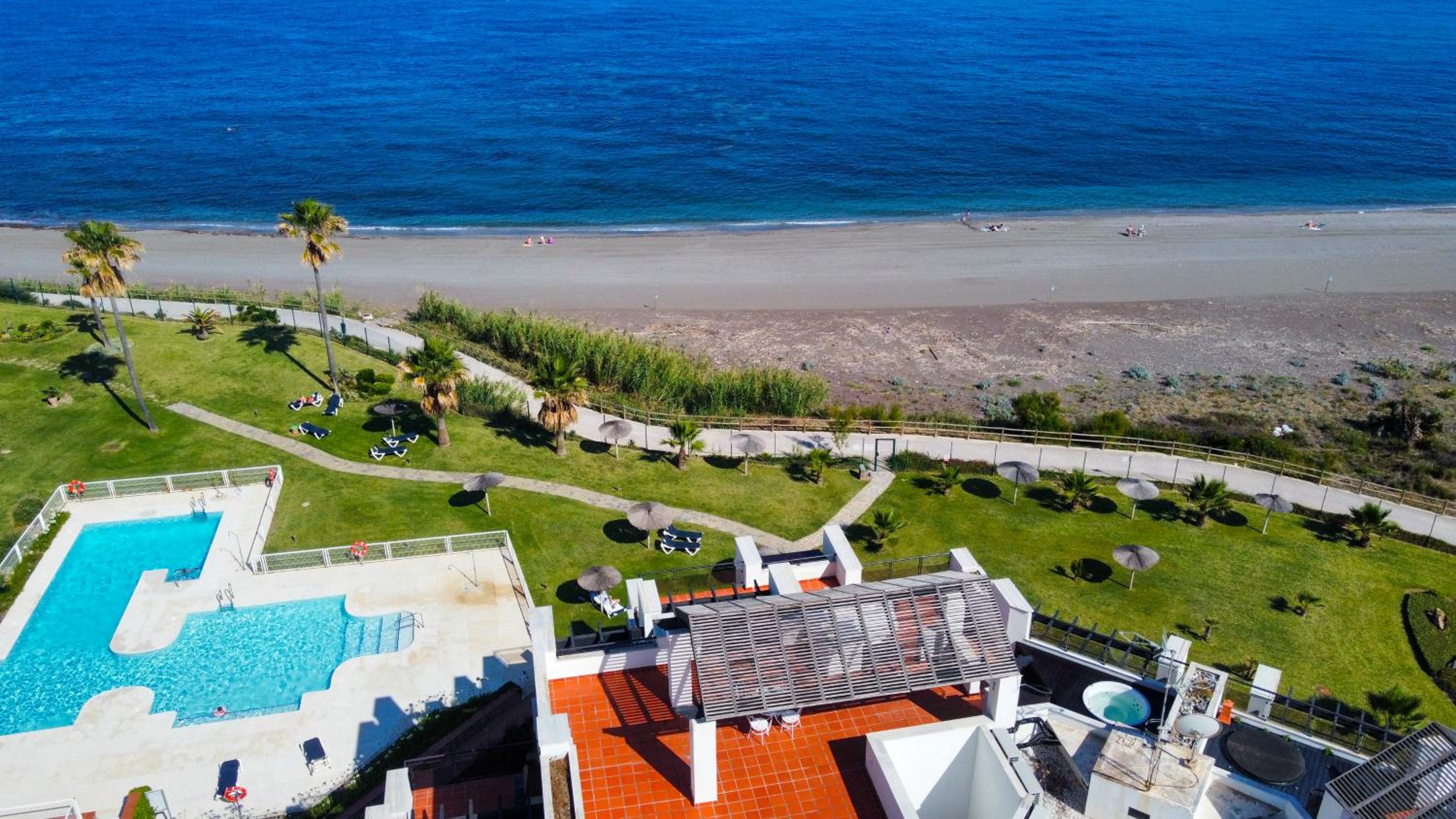 Exclusive luxury frontline beach penthouse Casares del mar - Estepona