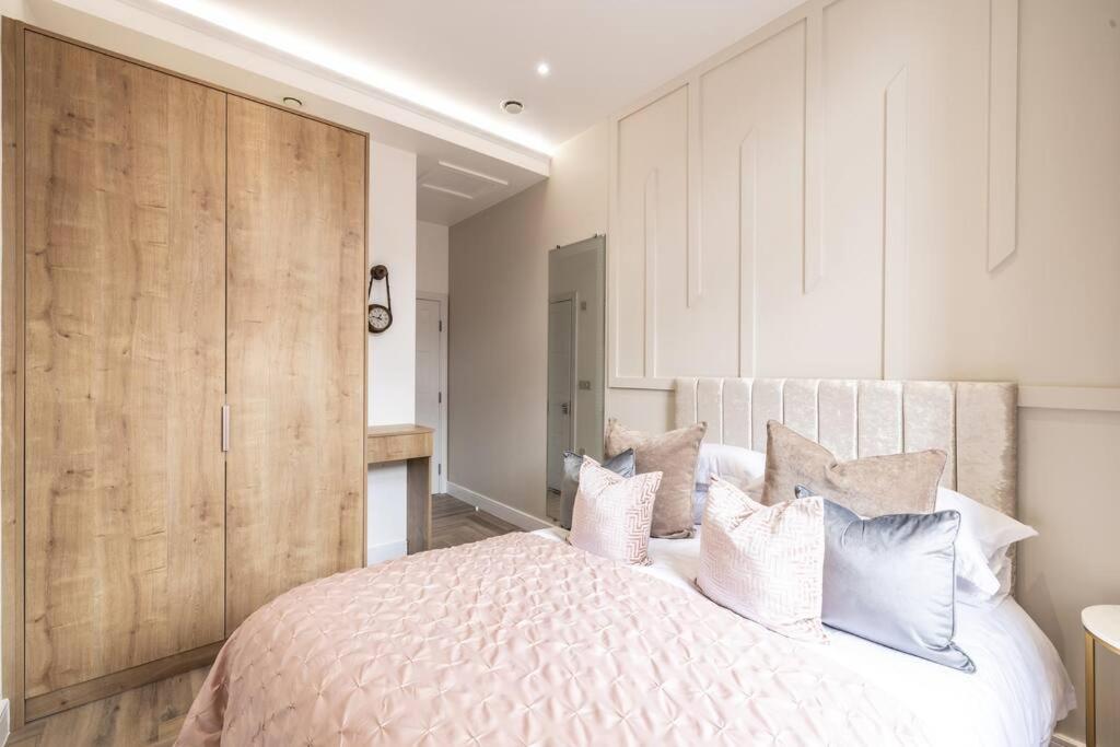 Luxury Retreat, Perfect For Business & Families With Free Gym By The Pocklington - The Abbey Suite view 5