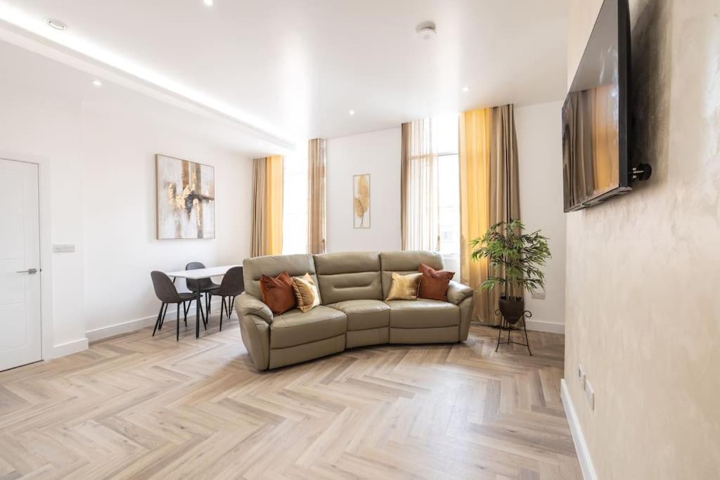 Luxury Retreat, Perfect For Business & Families With Free Gym By The Pocklington - The Abbey Suite view 3