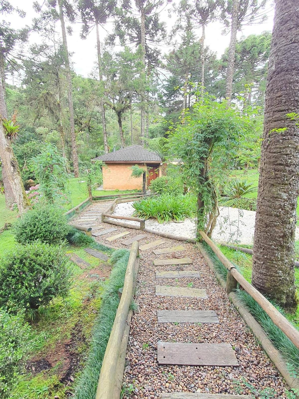 Casa em Campos do Jordão próximo do Capivari com 4 Suítes