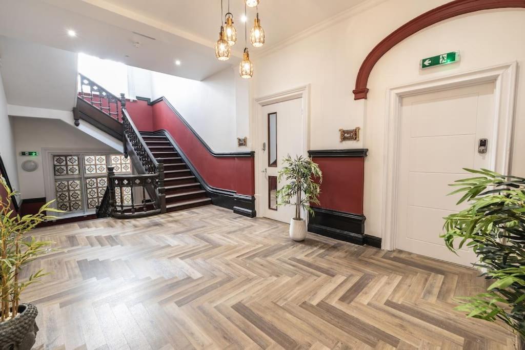 Luxury 2 Bed Apartment In The City Centre With Free Gym By The Pocklington - The Ceremonial Suite
