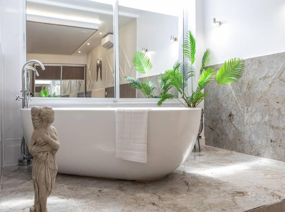 Luxury 2 Bed Apartment In The City Centre With Free Gym By The Pocklington - The Ceremonial Suite