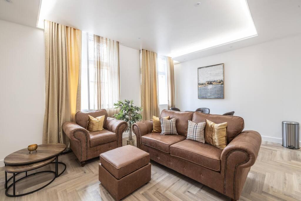 Luxury 2 Bed Apartment In The City Centre With Free Gym By The Pocklington - The Ceremonial Suite