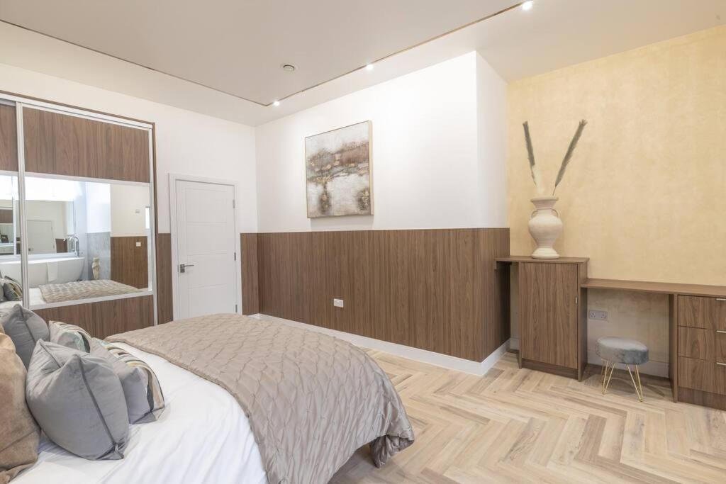 Luxury 2 Bed Apartment In The City Centre With Free Gym By The Pocklington - The Ceremonial Suite