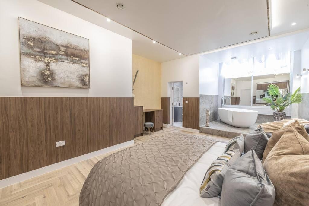 Luxury 2 Bed Apartment In The City Centre With Free Gym By The Pocklington - The Ceremonial Suite