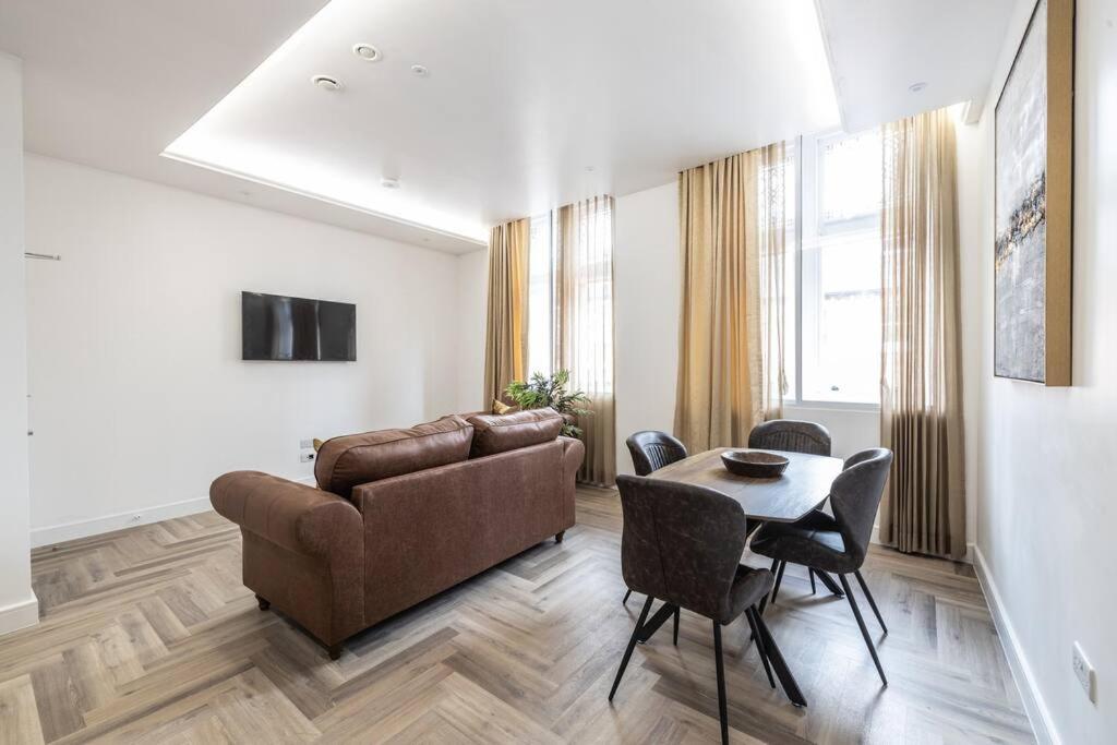 Luxury 2 Bed Apartment In The City Centre With Free Gym By The Pocklington - The Ceremonial Suite