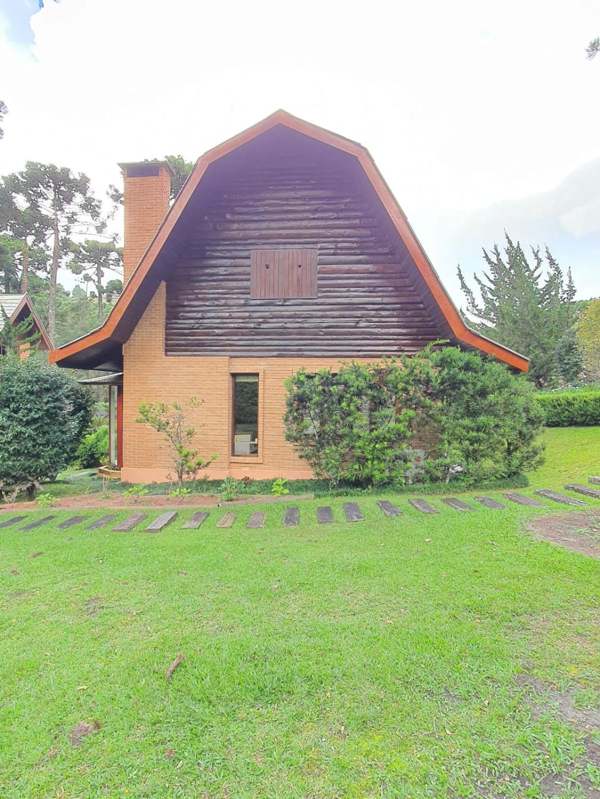 Casa em Campos do Jordão próximo do Capivari com 4 Suítes