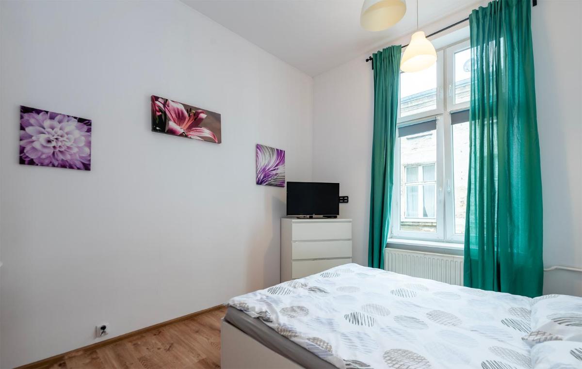 Luxury Location-Bright&Parking view 3