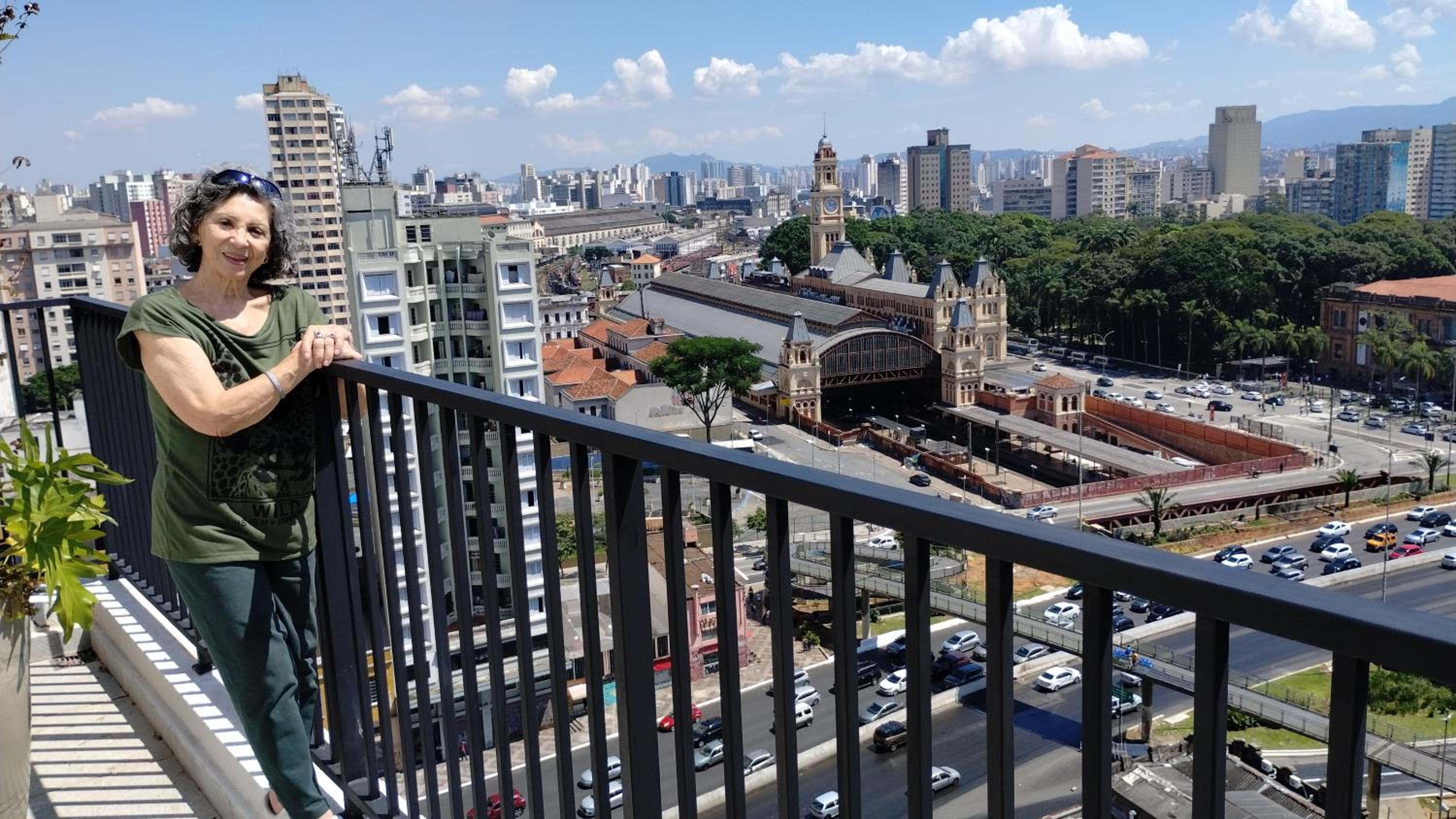Studio Lindo; no centro em frente ao metrô!
