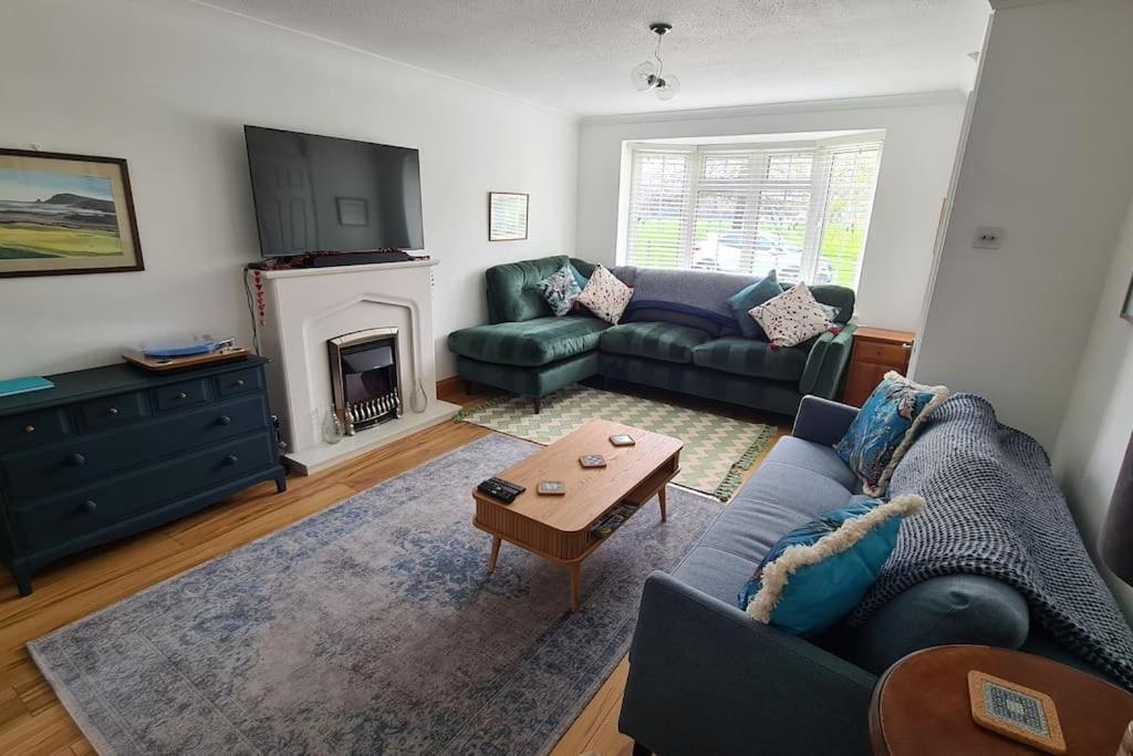 Haven Cottage - adjacent to beach and promenade view 4