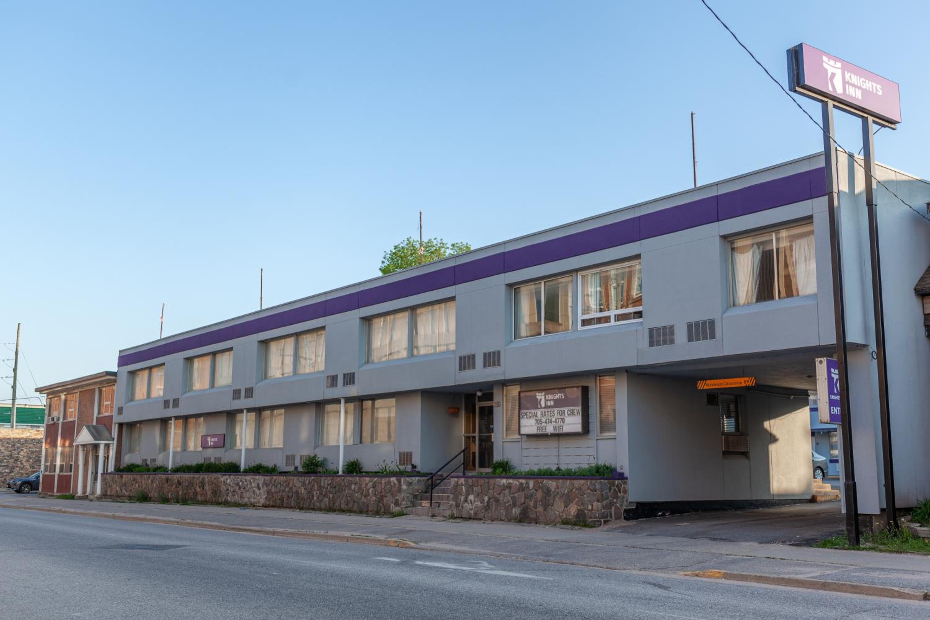 North Bay Vacations - Knights Inn North Bay - Property Image 2