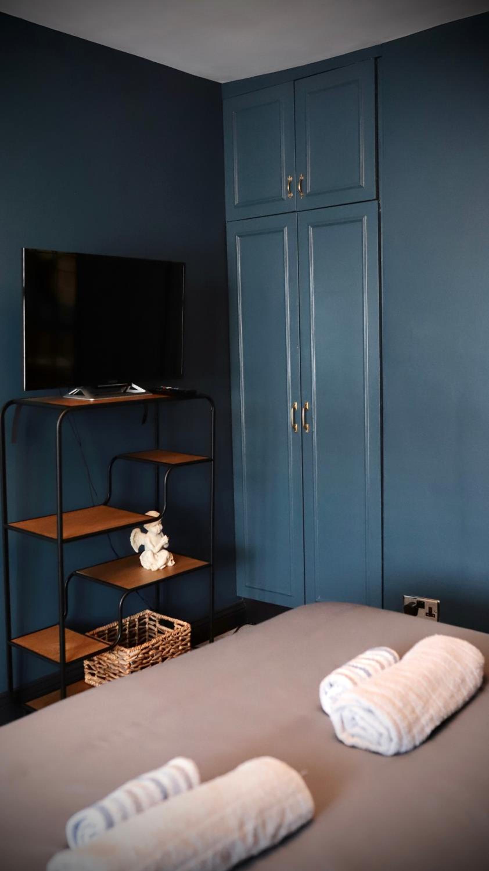 Unique & Stylish Town House, central Cheltenham view 5