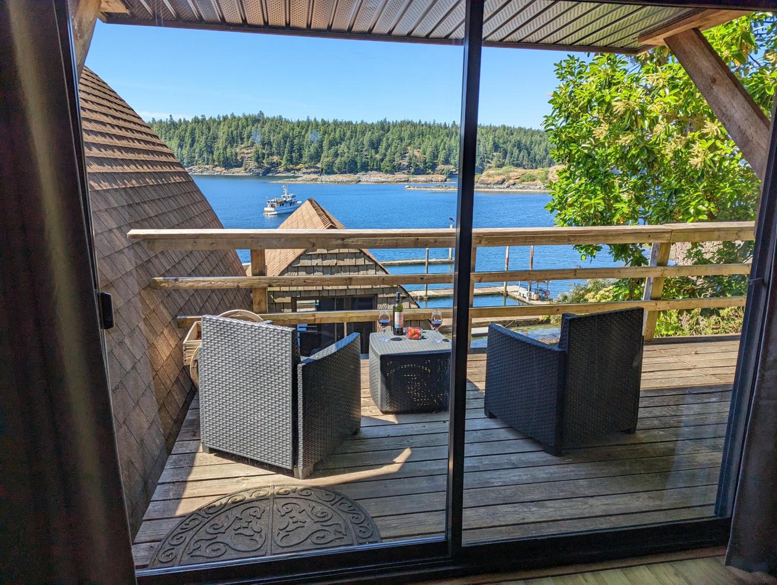 Jade Resort-Oceanfront Suites in Gowlland Harbour