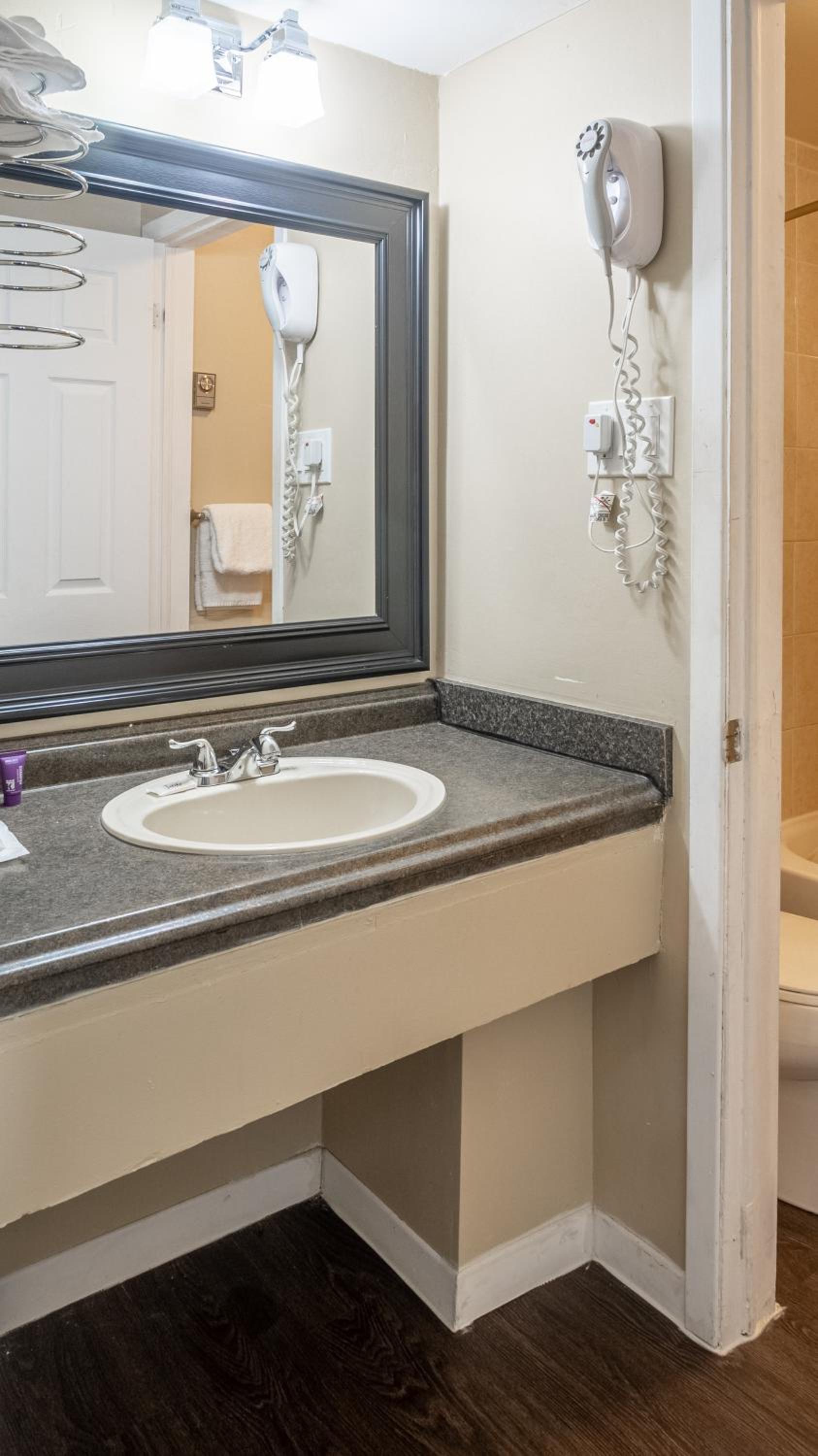North Bay Vacations - Knights Inn North Bay - Property Image 27