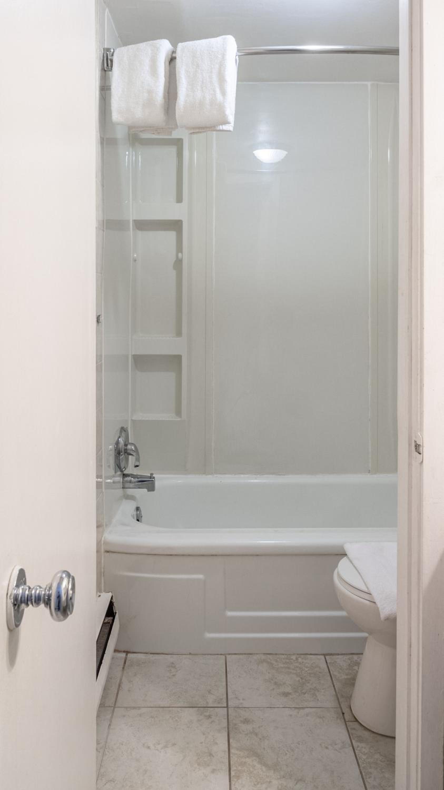 North Bay Vacations - Knights Inn North Bay - Property Image 30