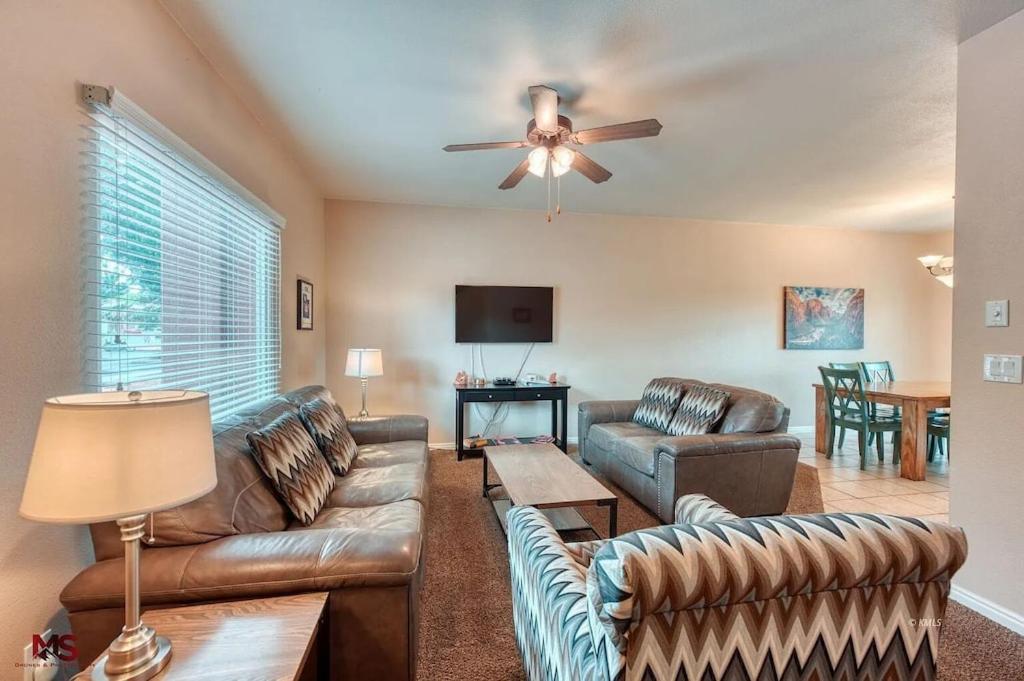 3BR / 2BA Townhome with Pool, Patio, WiFi, Washer/Dryer view 2