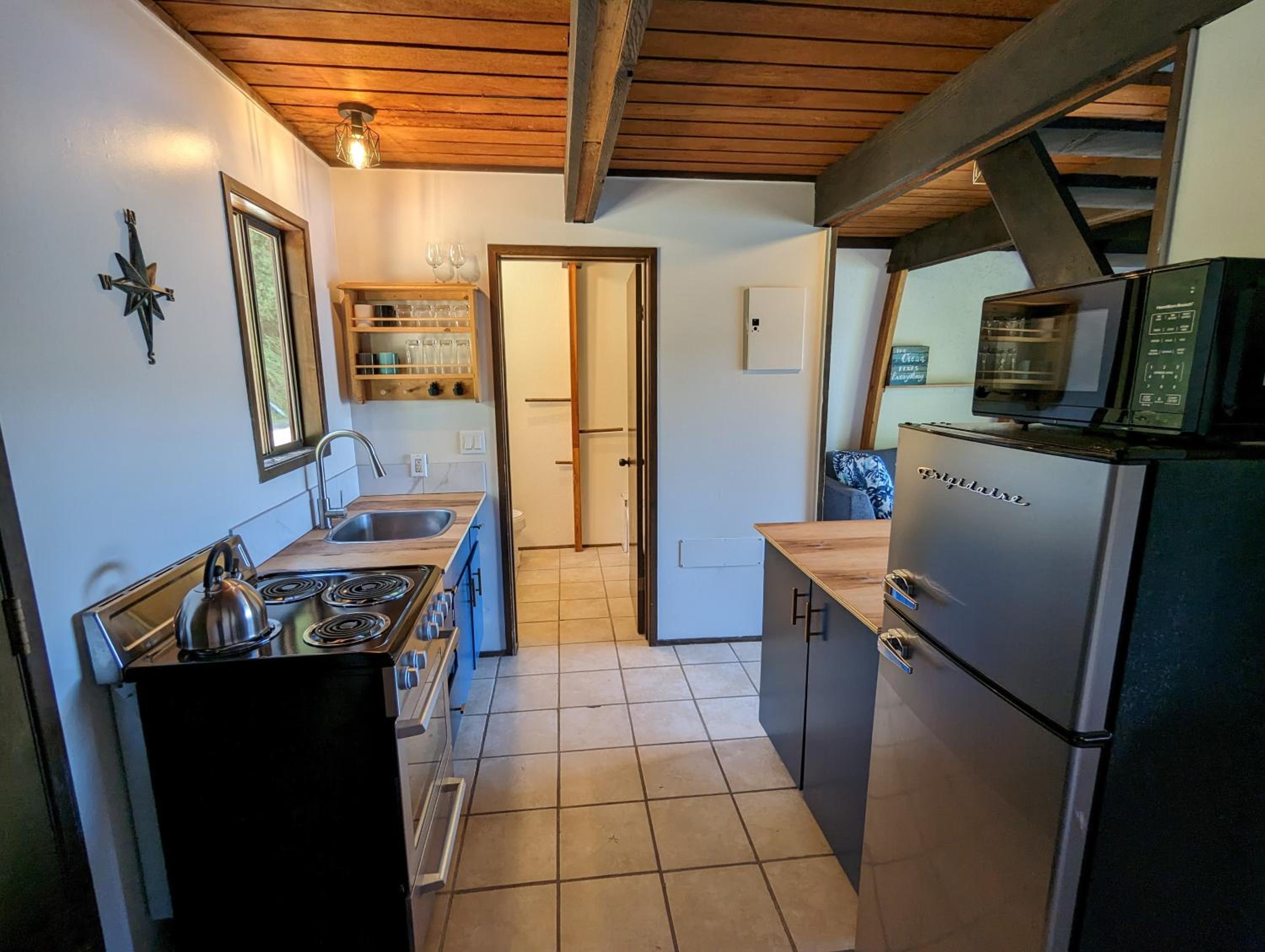Jade Resort-Oceanfront Suites in Gowlland Harbour