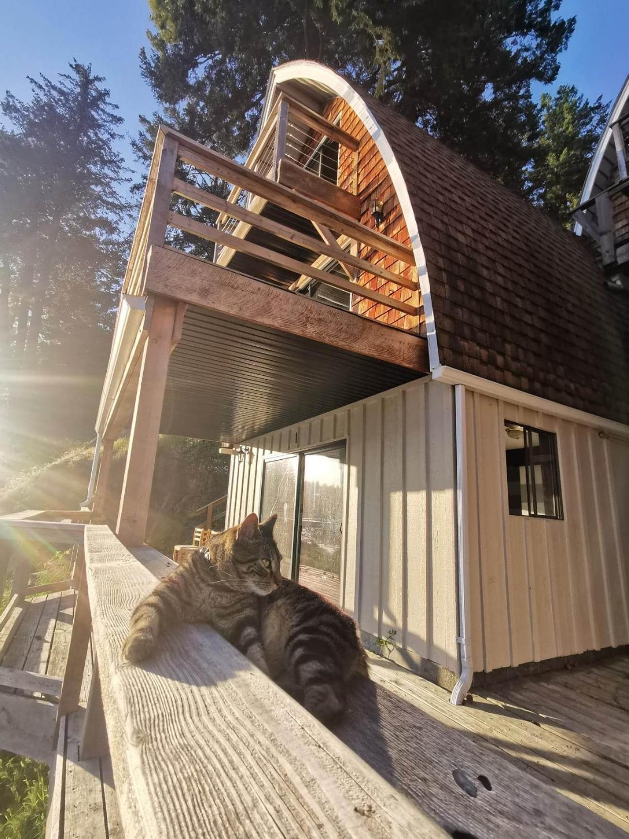 Jade Resort-Oceanfront Suites in Gowlland Harbour