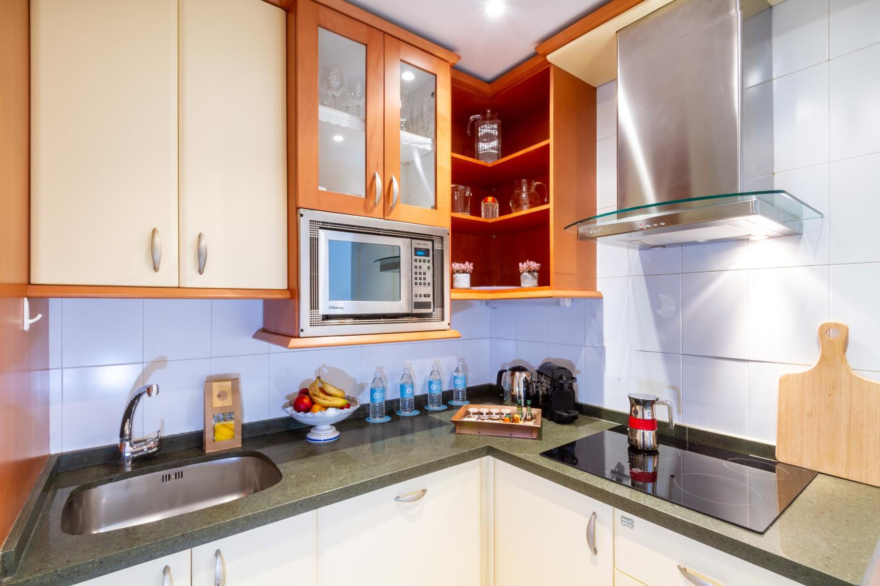 MARBELLA BANUS SUITES - Banús Playa Rocío - 2BR - 2BA - Direct Beach & Sea Access Complex - Outdoor Terrace - Pool - 3 Min Walk to Puerto Banús & Corte Ing view 5