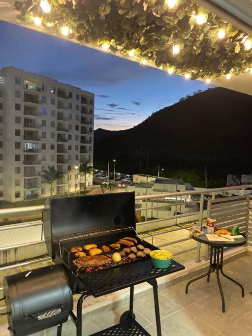 Apto nuevo en Girardot, piscina, BBQ, terraza.