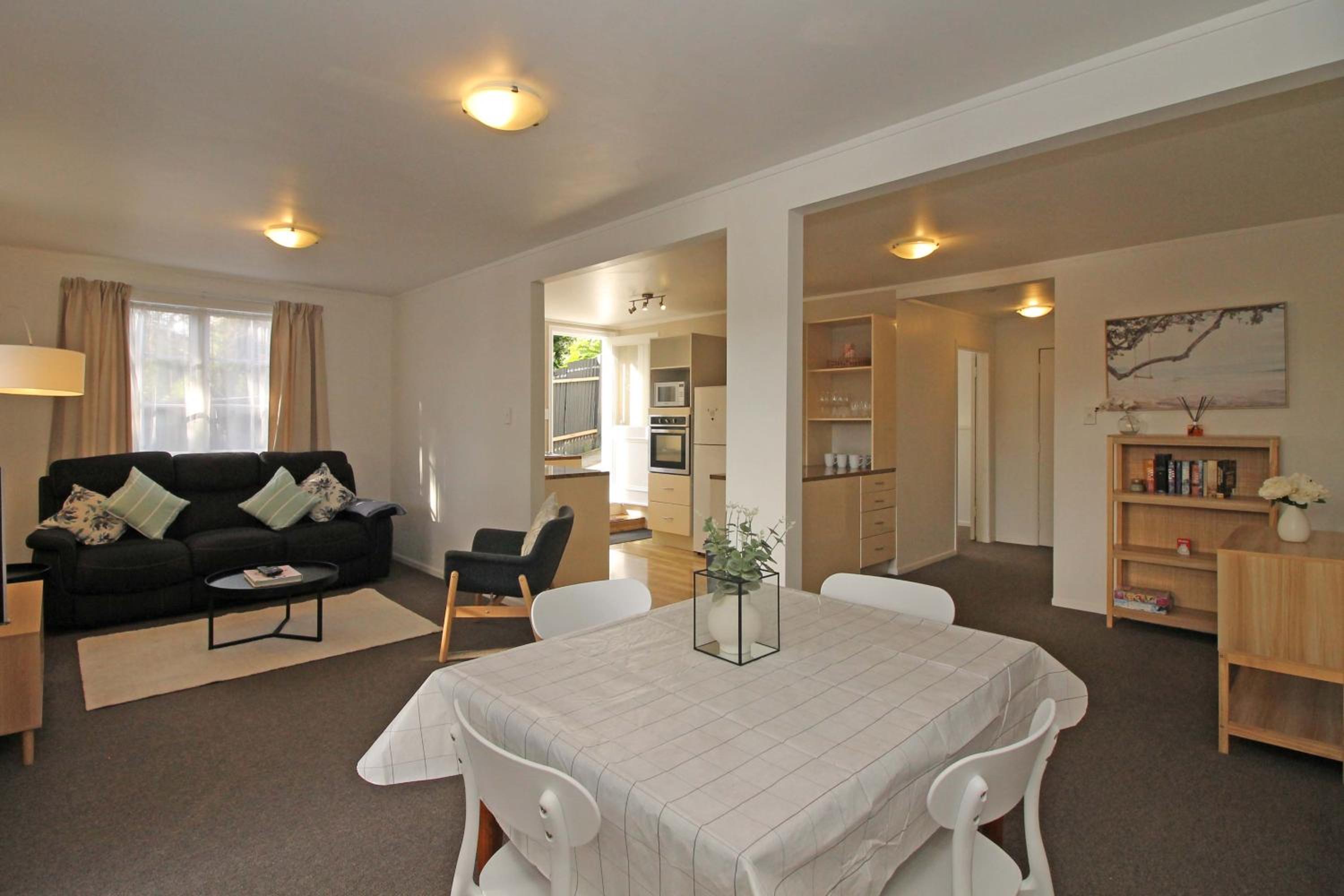 2 Bed Apartment in Kingsland - FREE WIFI and parking view 3