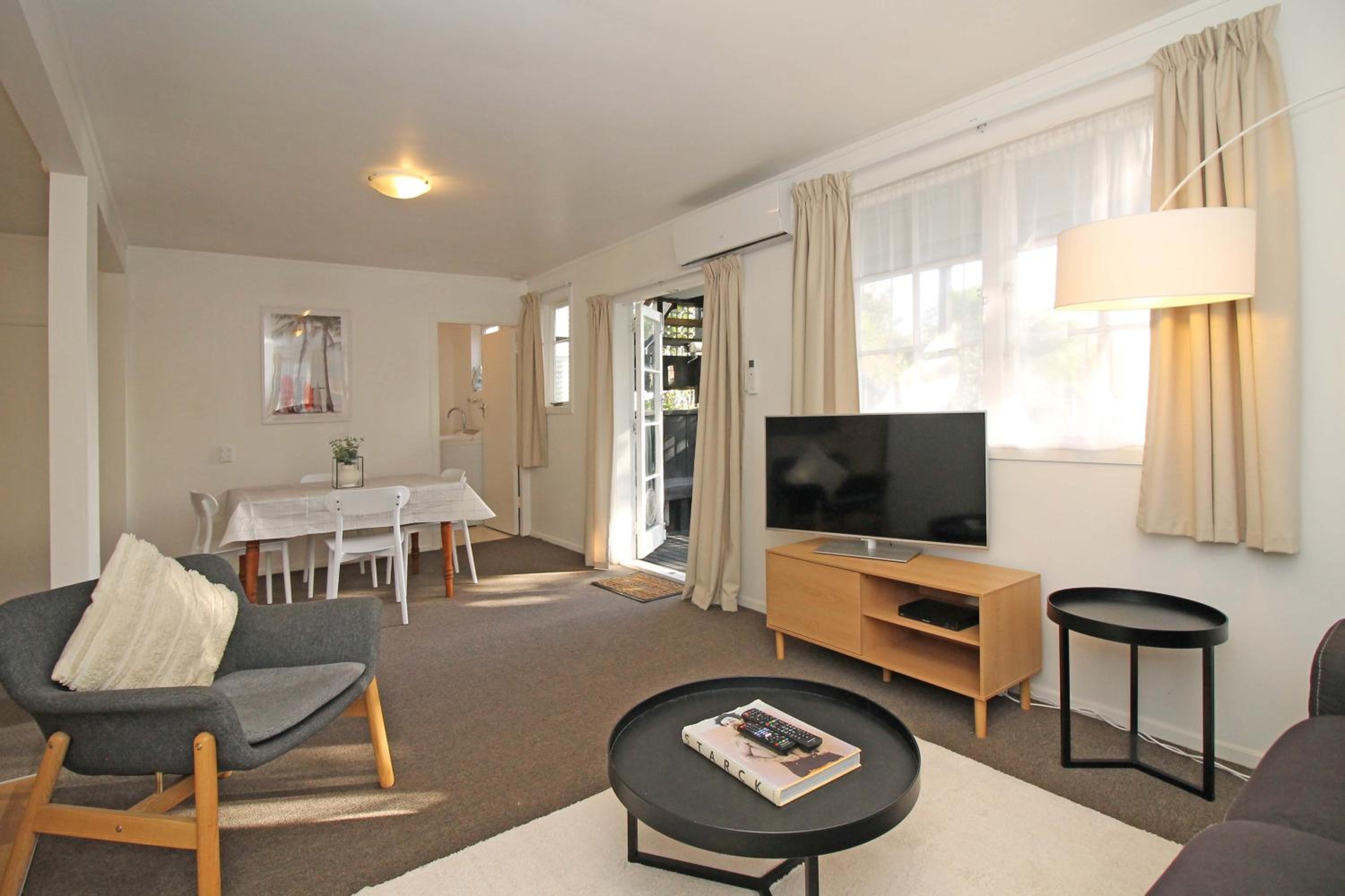2 Bed Apartment in Kingsland - FREE WIFI and parking view 4