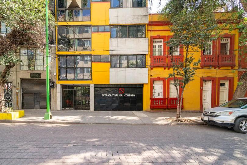 Private terrace, king size beds, 2 baths and garage — Mexico City