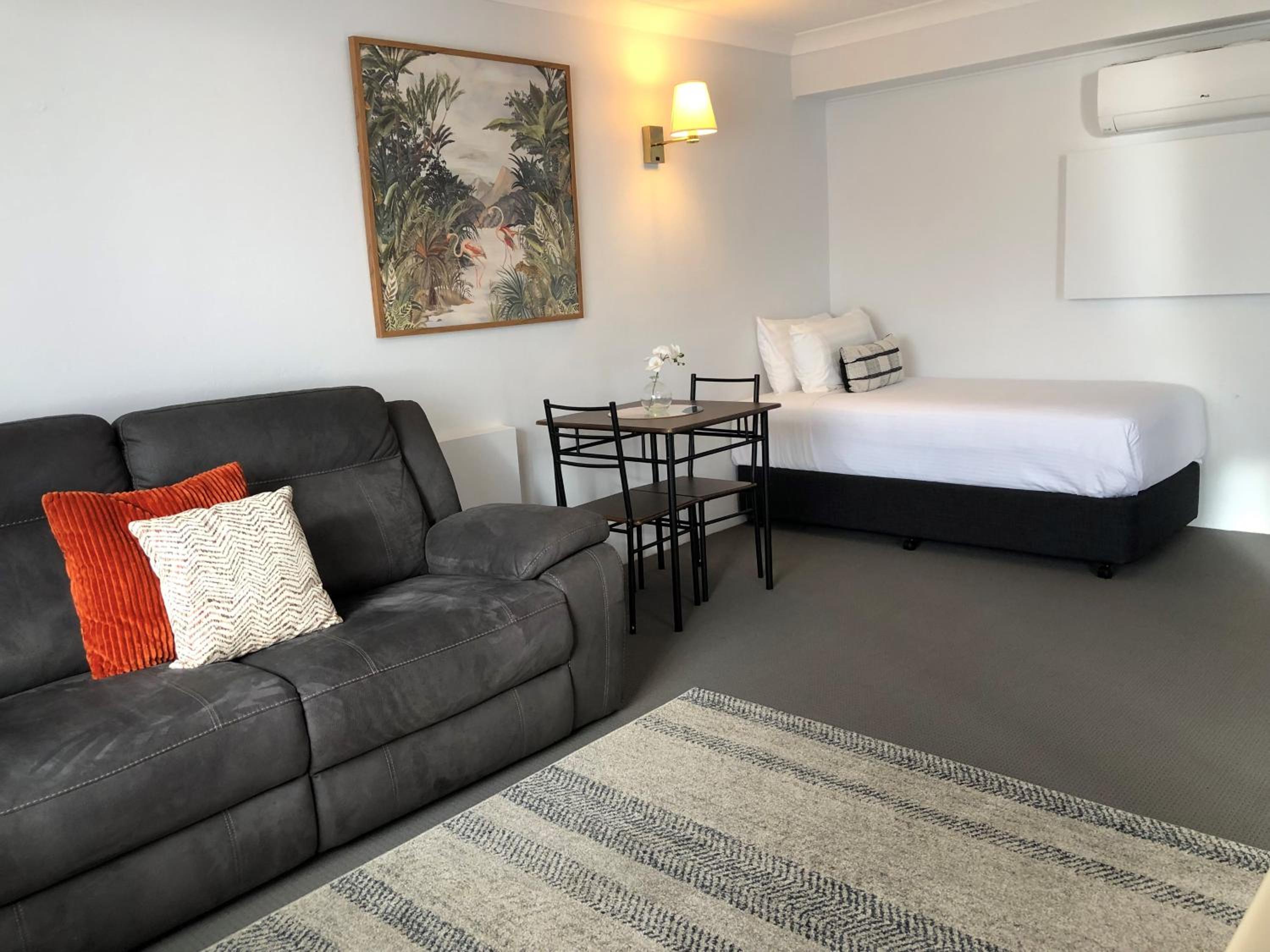 Avaleen Lodge Motor Inn