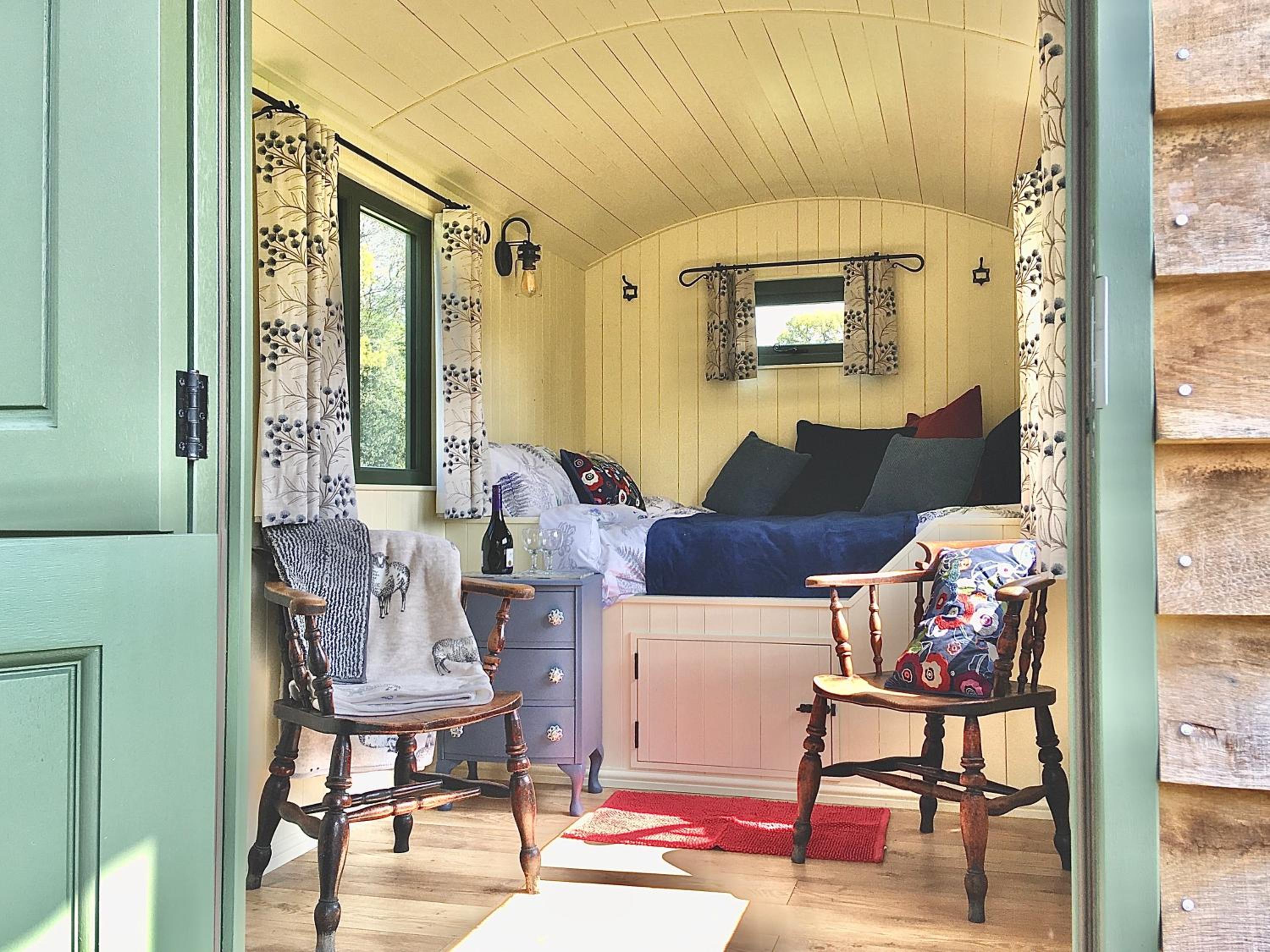 Hotel Foxgloves and Fairytales Hut with Hot Tub