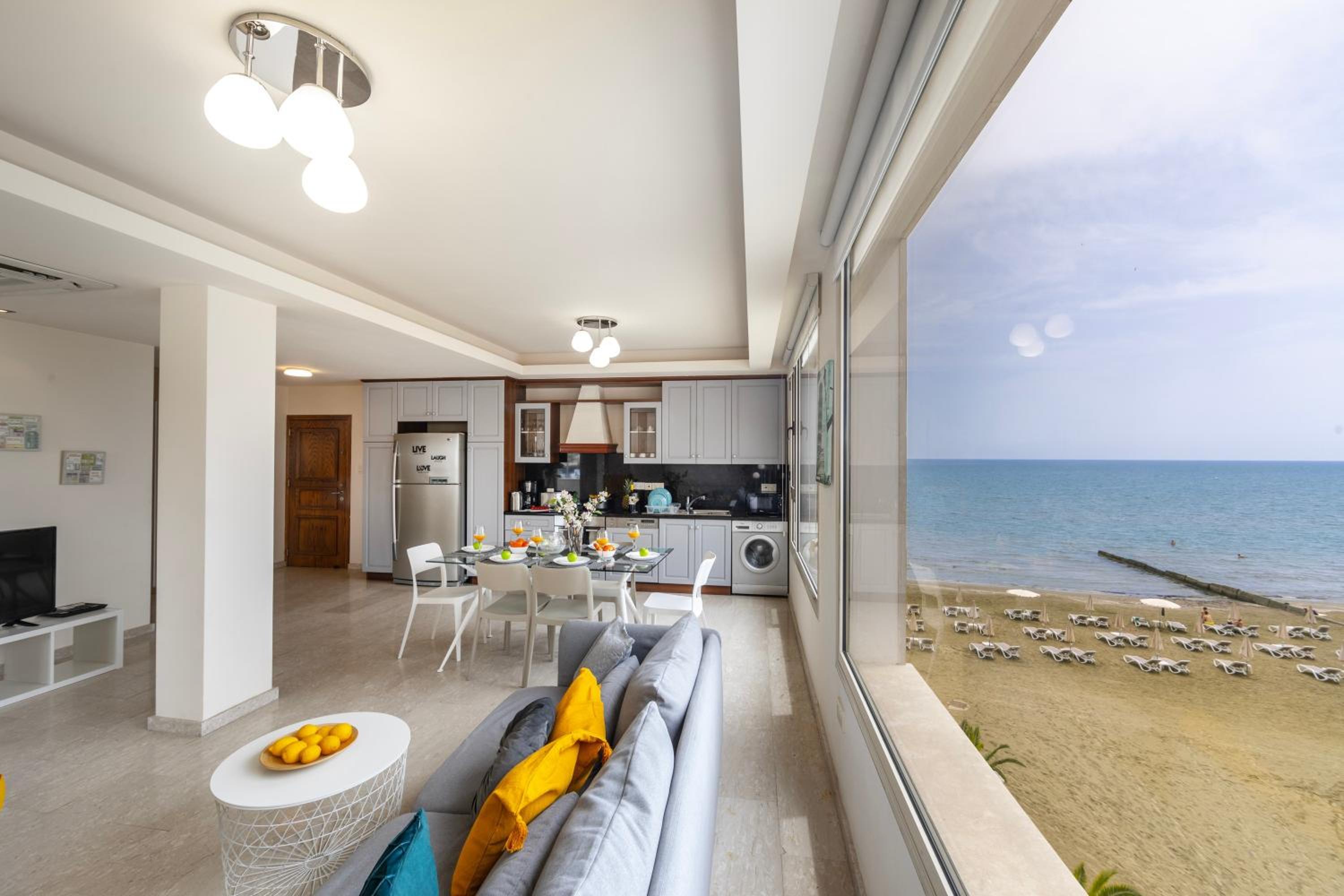 Mackenzie Beachfront Eftyhia Suite
