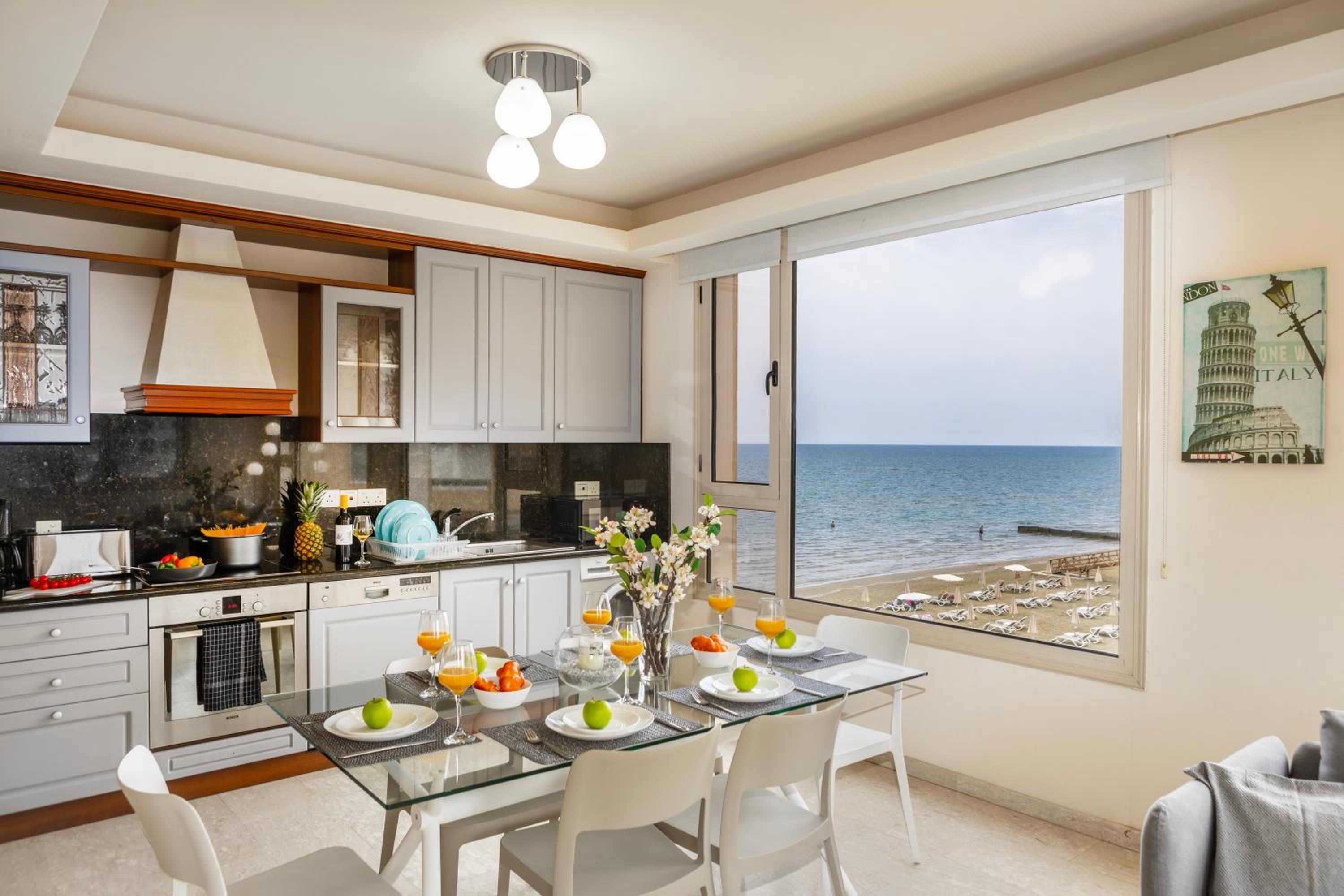 Mackenzie Beachfront Eftyhia Suite