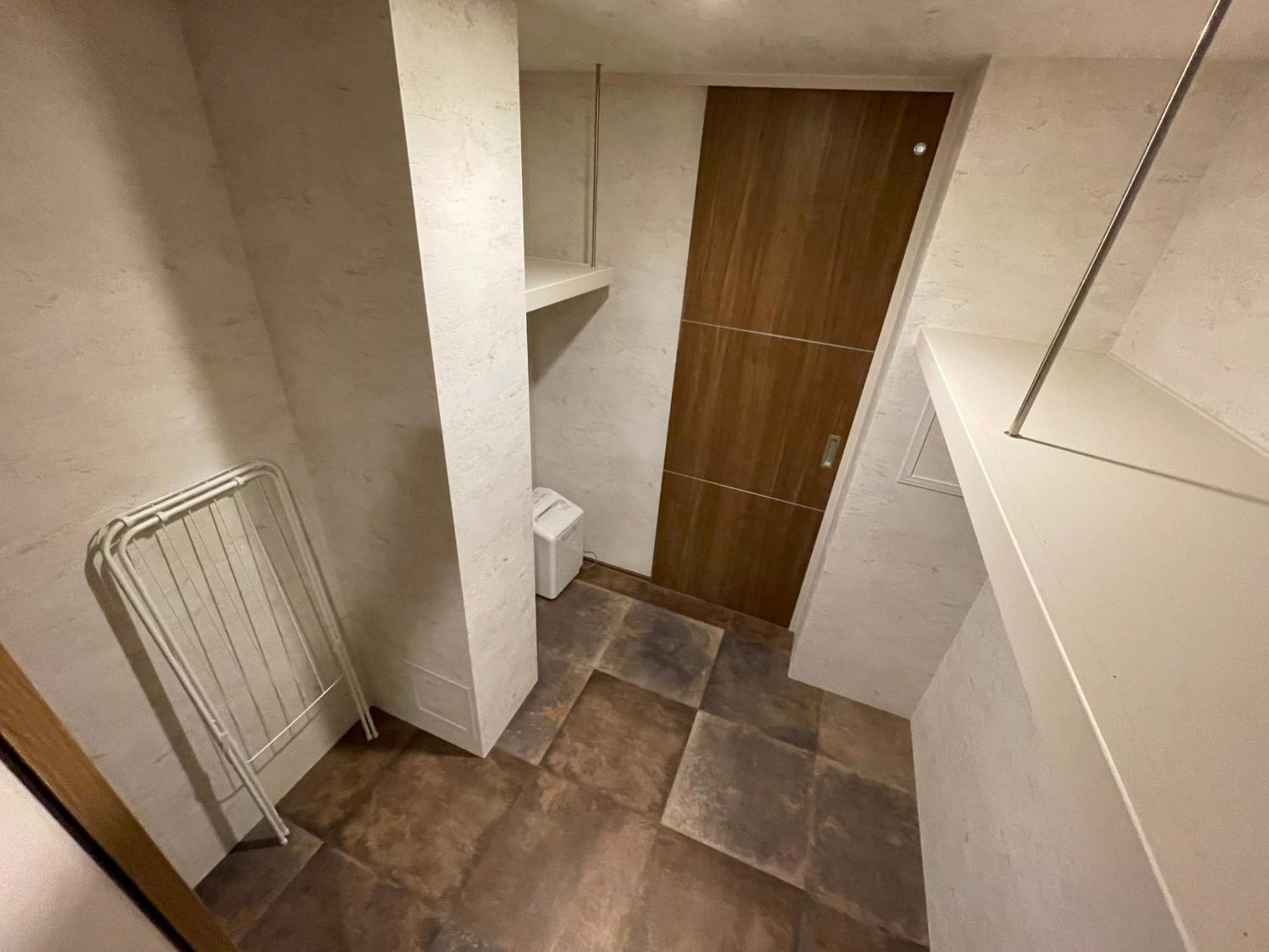 WOLF PACK apartment 21