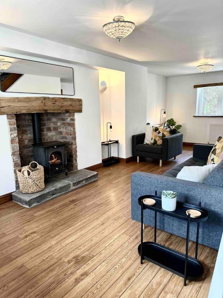 Hollins Cottage. Central location, Marple Bridge view 5