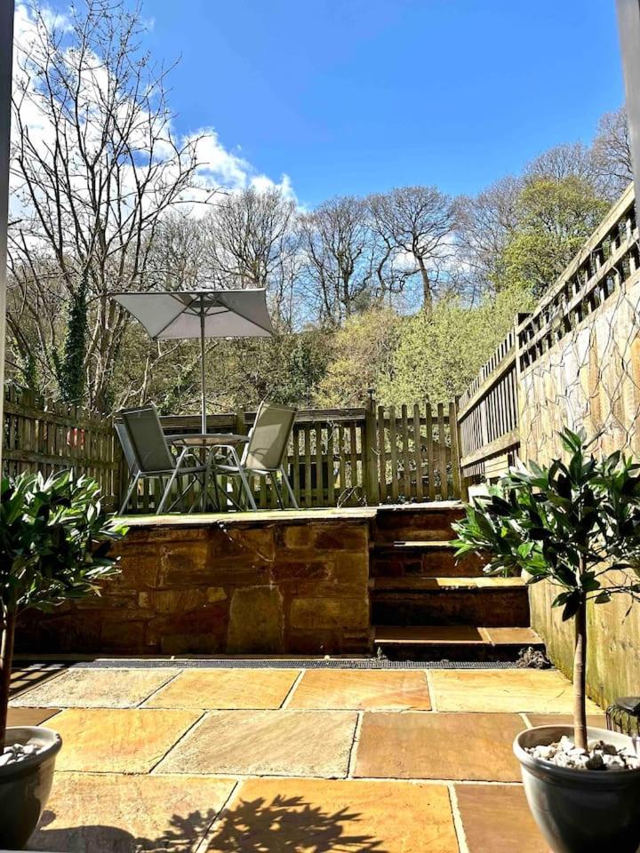 Hollins Cottage. Central location, Marple Bridge view 2