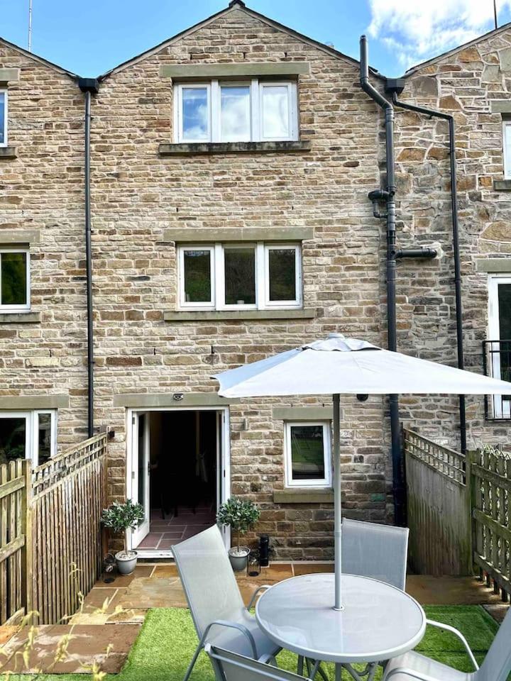Hollins Cottage. Central location, Marple Bridge view 4