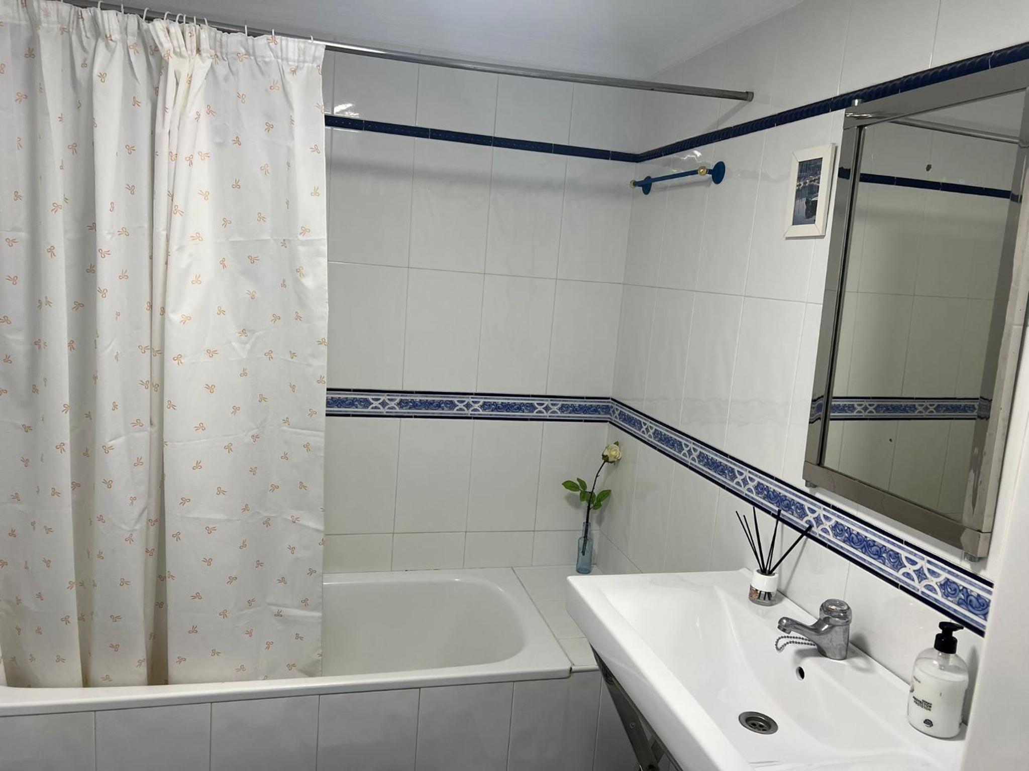 Apartamento con terraza y piscina - Todoholiday