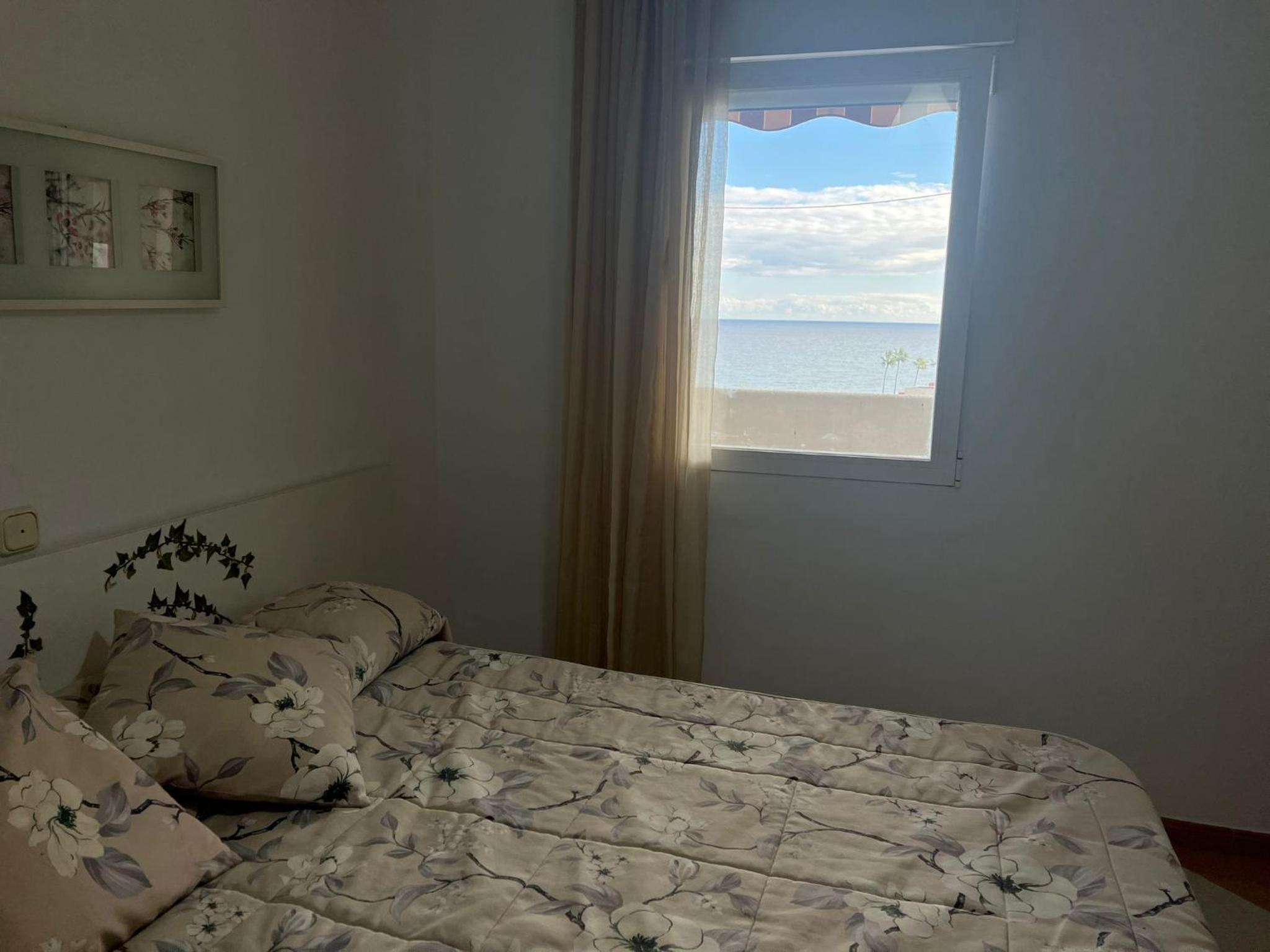 Apartamento con terraza y piscina - Todoholiday