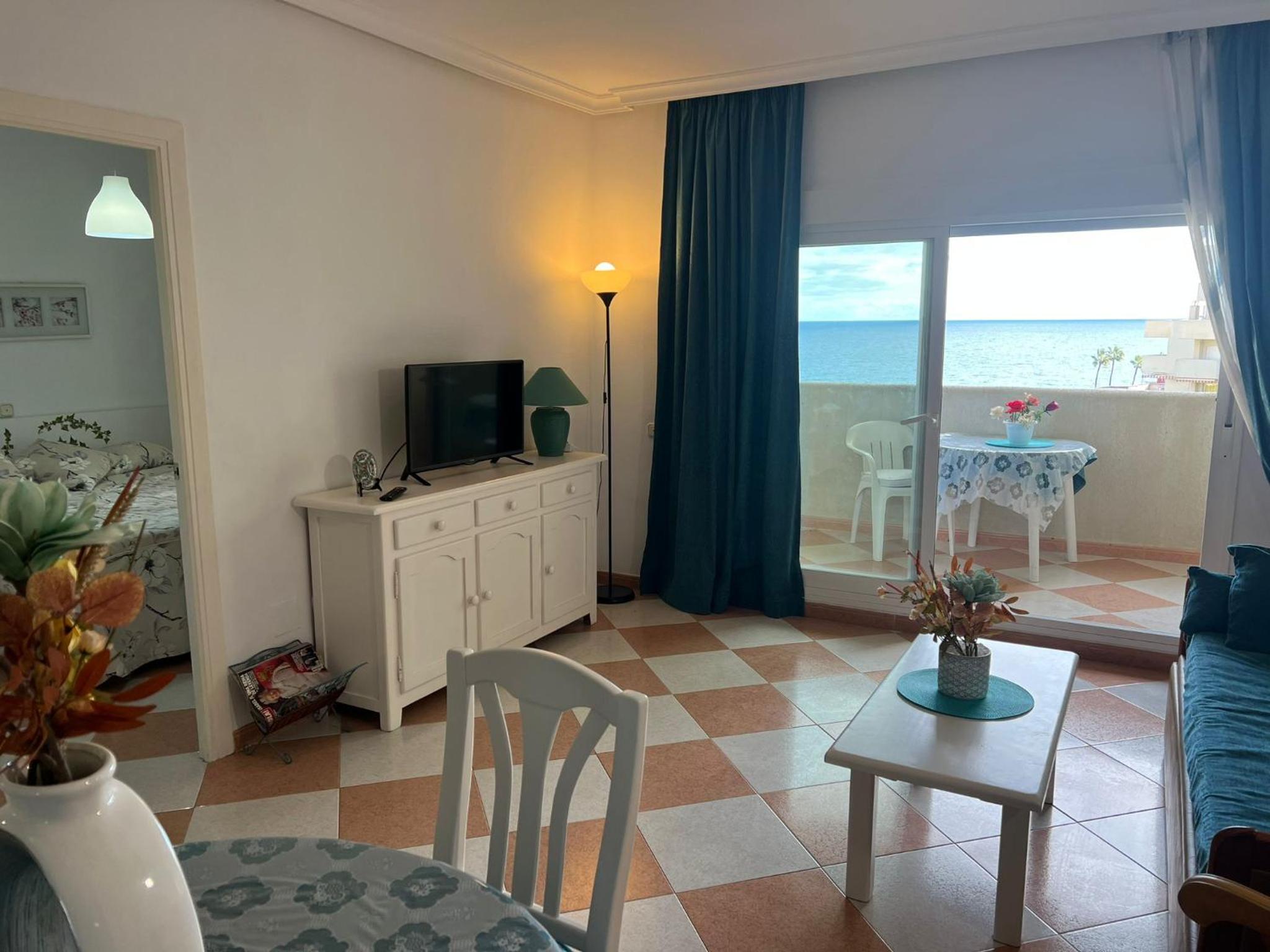 Apartamento con terraza y piscina - Todoholiday