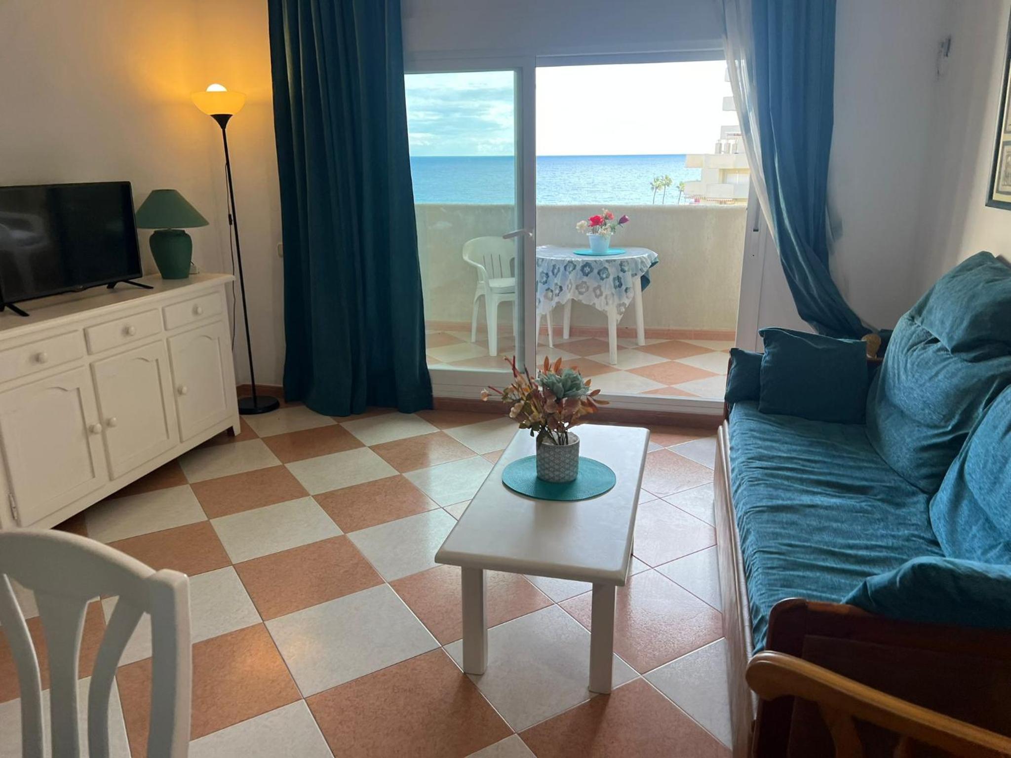 Apartamento con terraza y piscina - Todoholiday