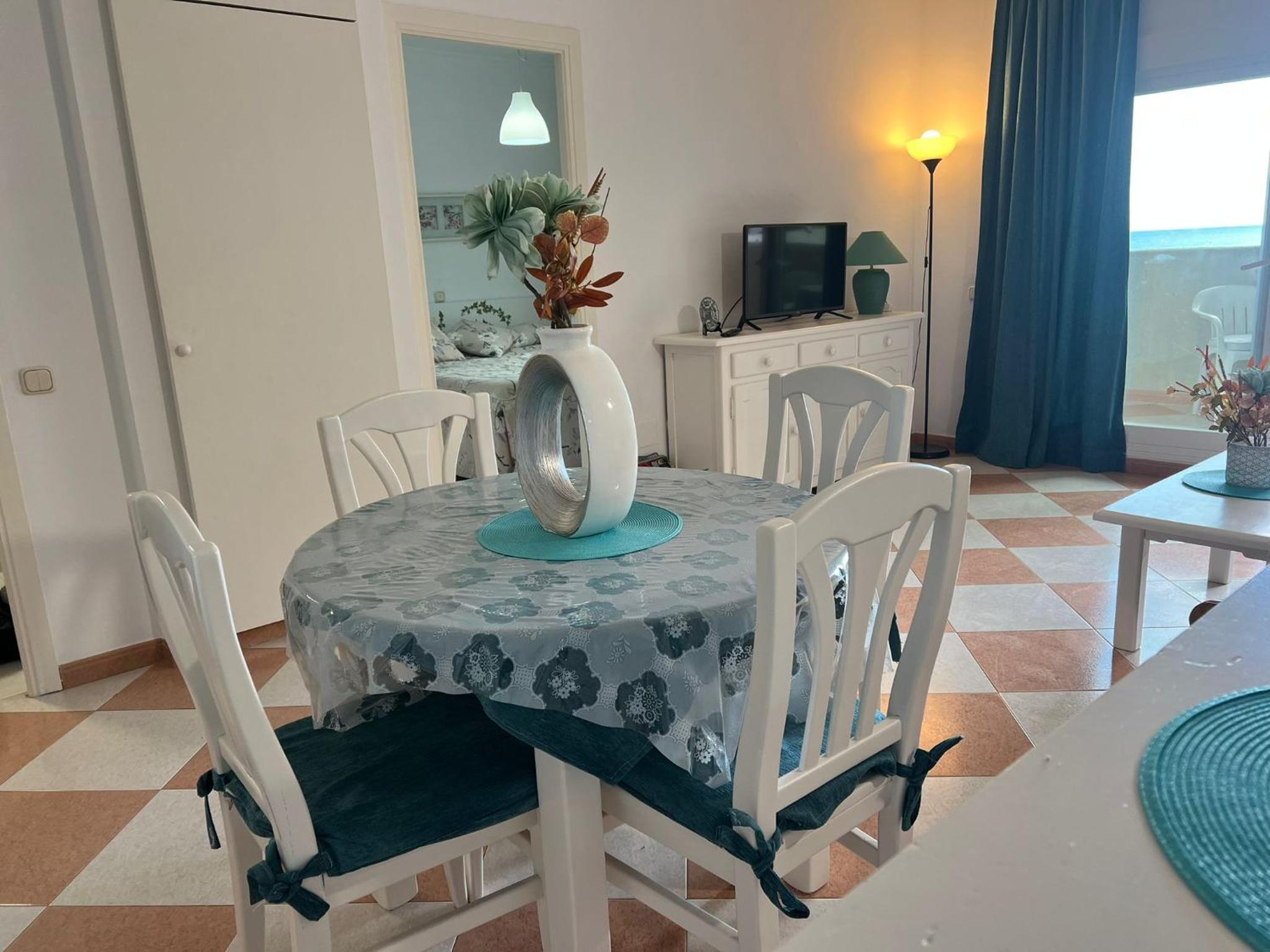 Apartamento con terraza y piscina - Todoholiday