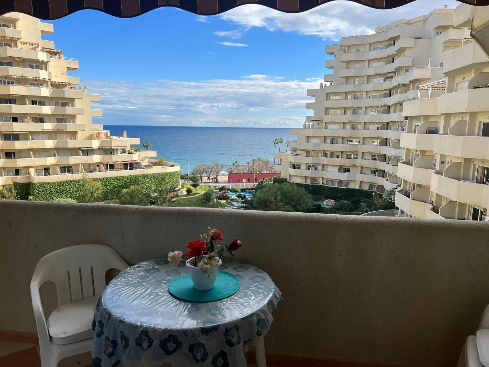 Apartamento con terraza y piscina - Todoholiday