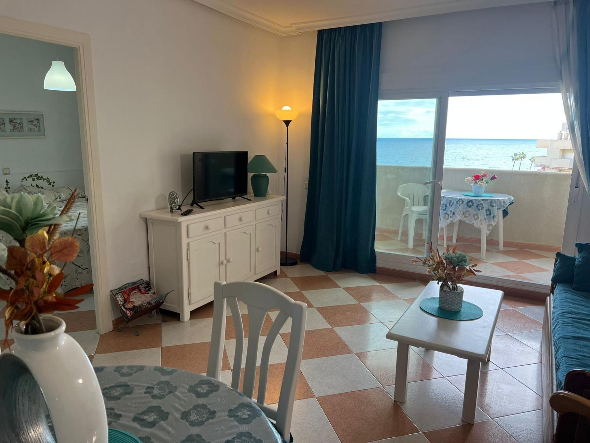 Apartamento con terraza y piscina - Todoholiday