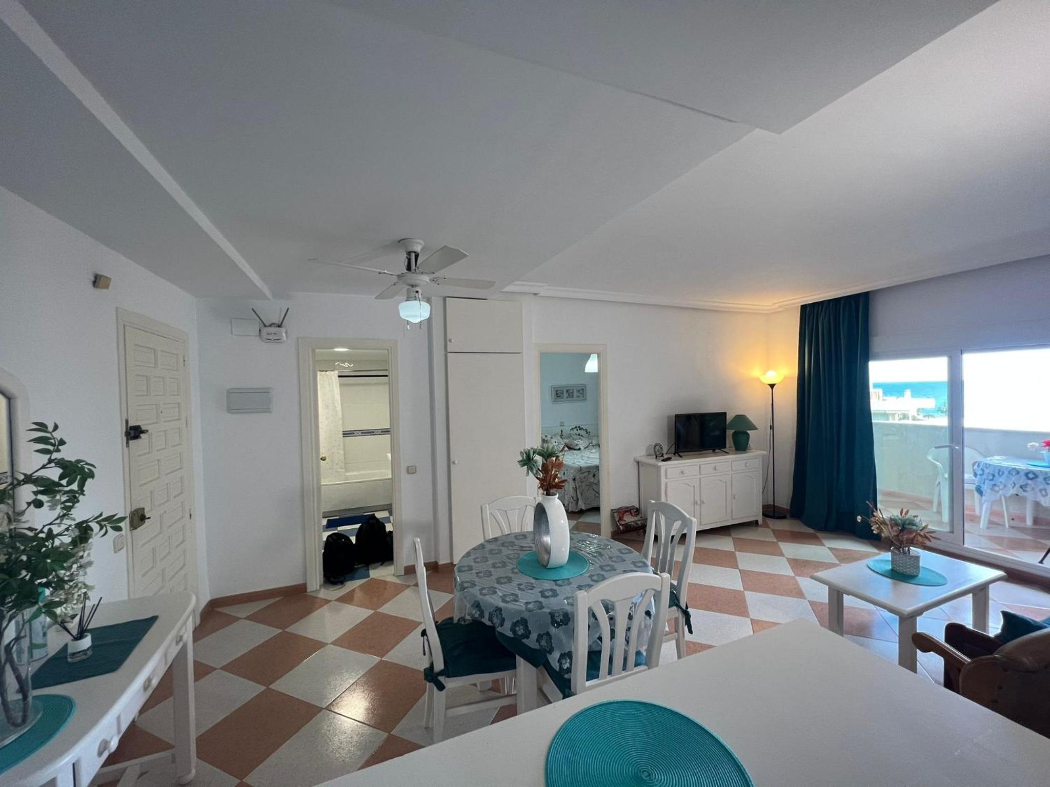 Apartamento con terraza y piscina - Todoholiday