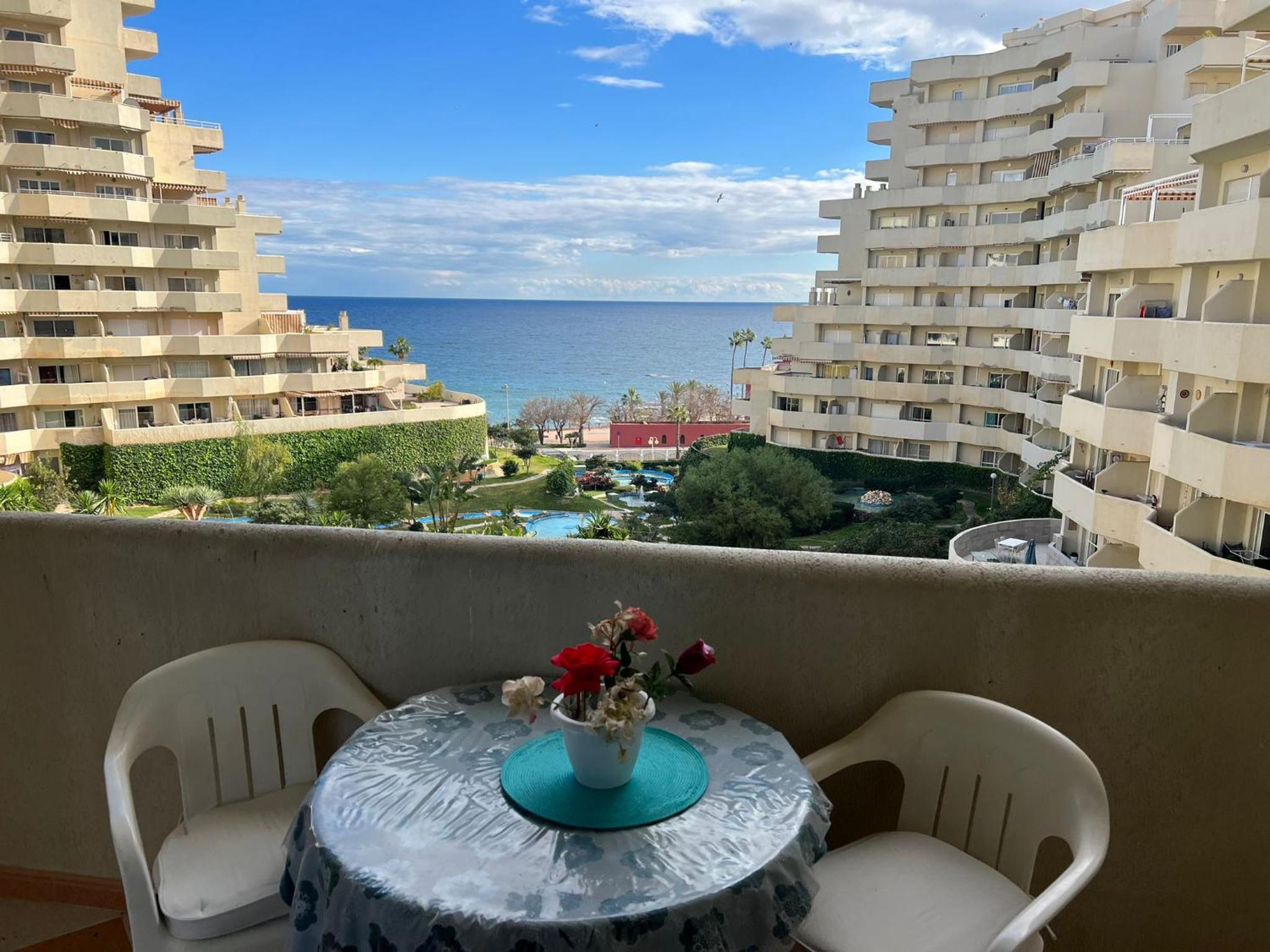 Apartamento con terraza y piscina - Todoholiday