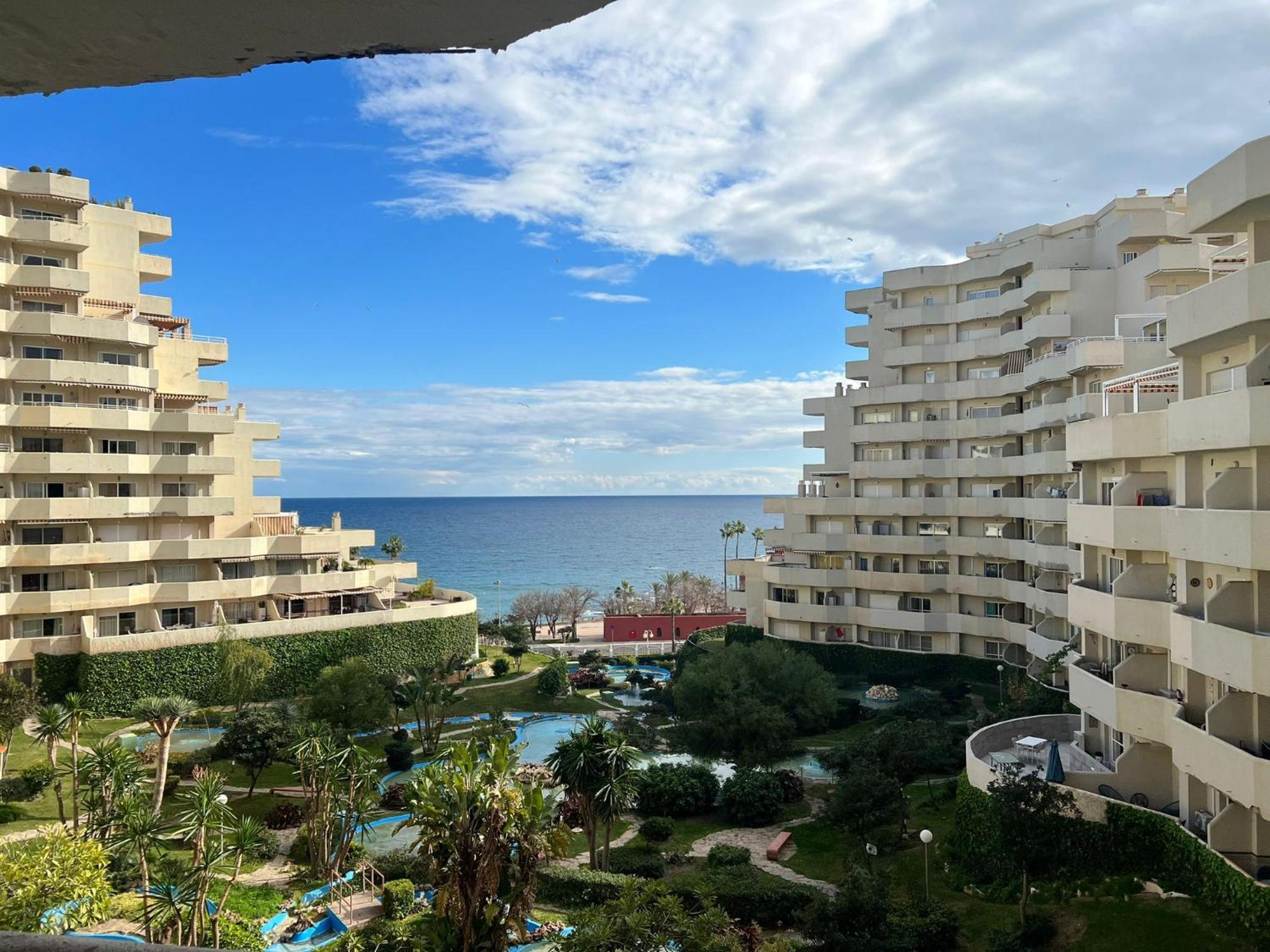 Apartamento con terraza y piscina - Todoholiday