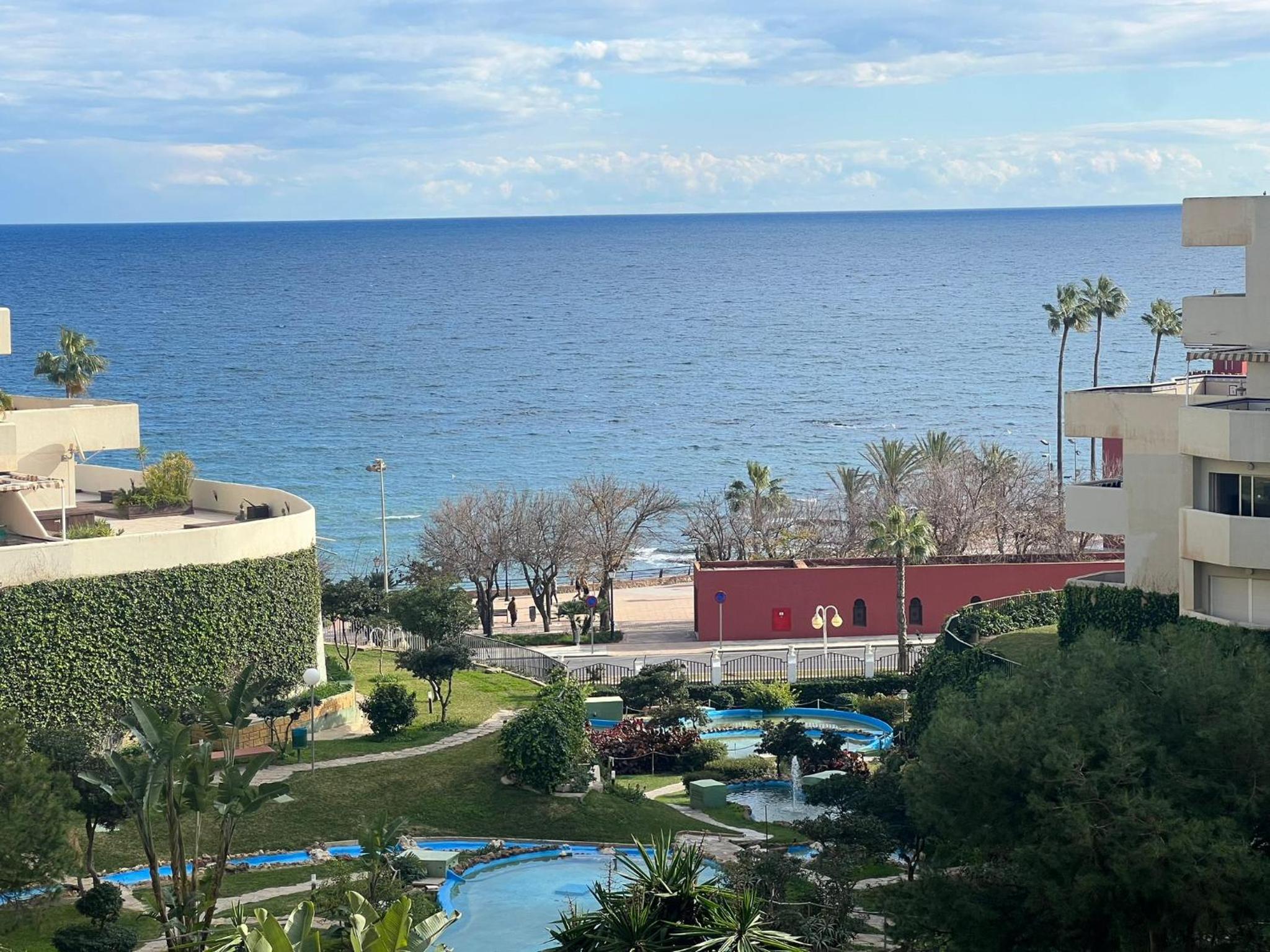 Apartamento con terraza y piscina - Todoholiday