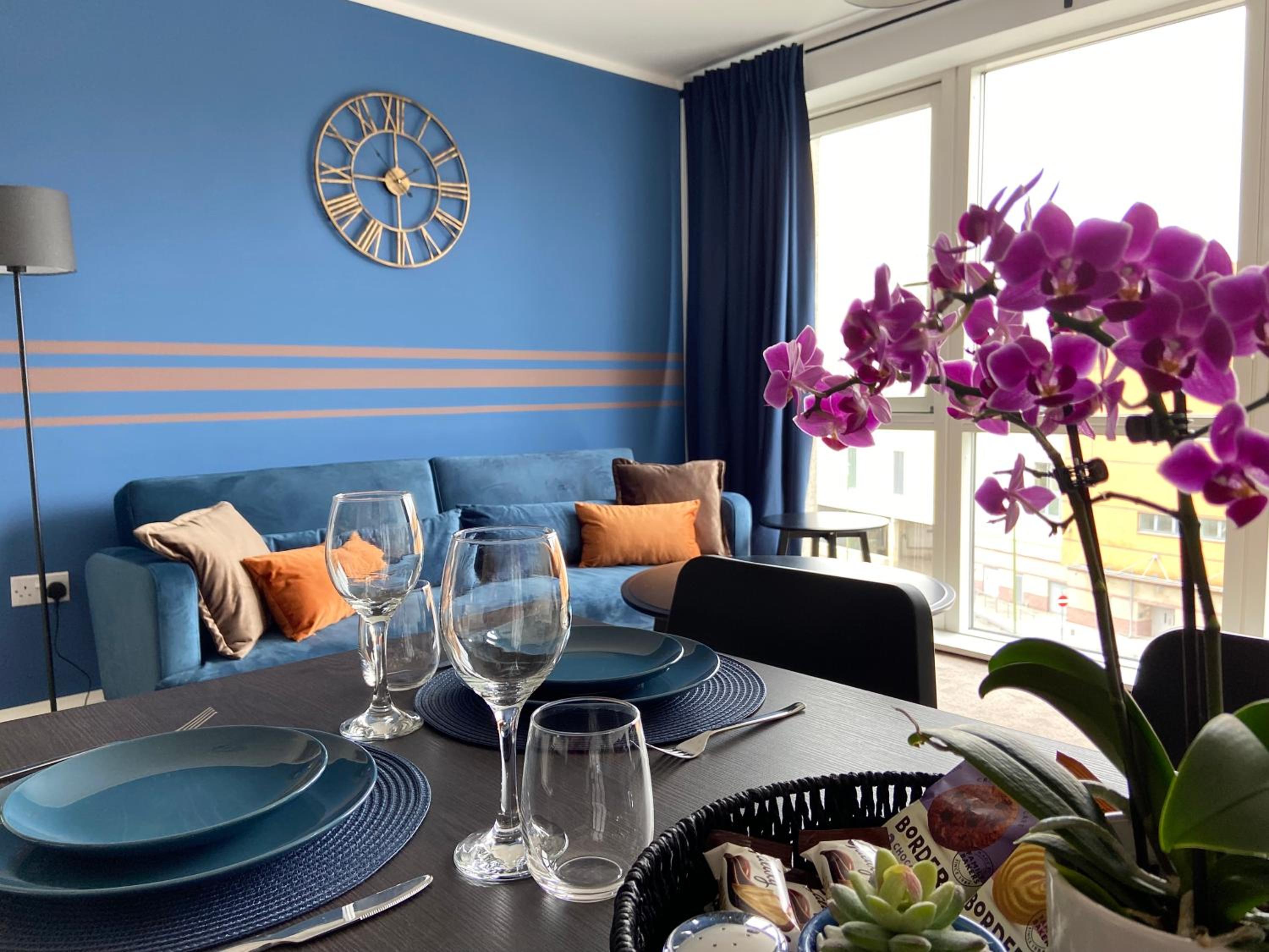 Your Perfect Business Suite, 2 beds 2 bathrooms Apartment, Free Parking, Monthly Stays, Business, Contractors view 3